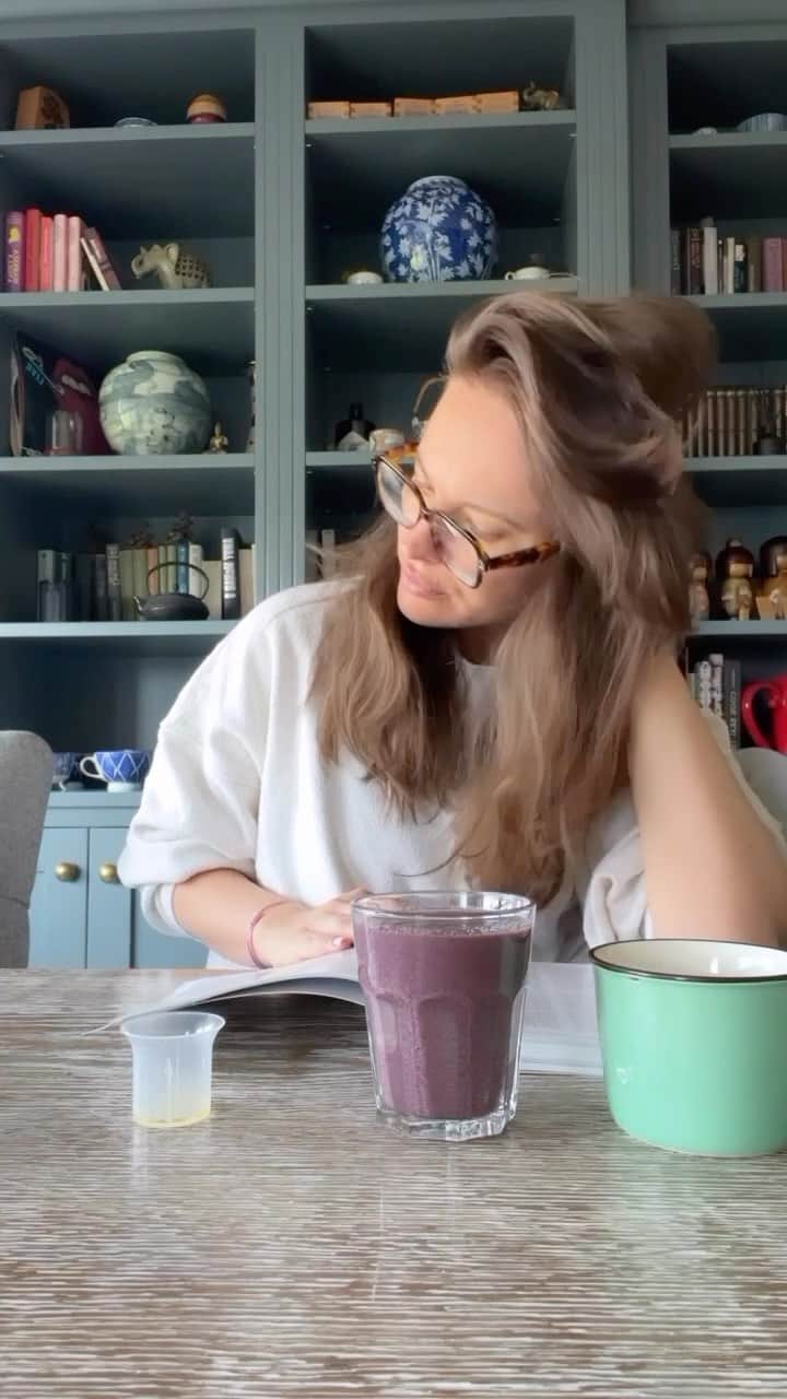 リュプカ・ゴイッチのインスタグラム：「Jutro bez 👧🏻👧🏻👧🏻: 1. mislima i okusom (@gaianaturelle_adria #KolagenShot) u tropskim krajevima, 2. smoothie (u kolicini za jednu (!) osobu) 3. kava (koja se nije ohladila zbog 🗣️🗣️🗣️)  🧘🏻‍♀️」