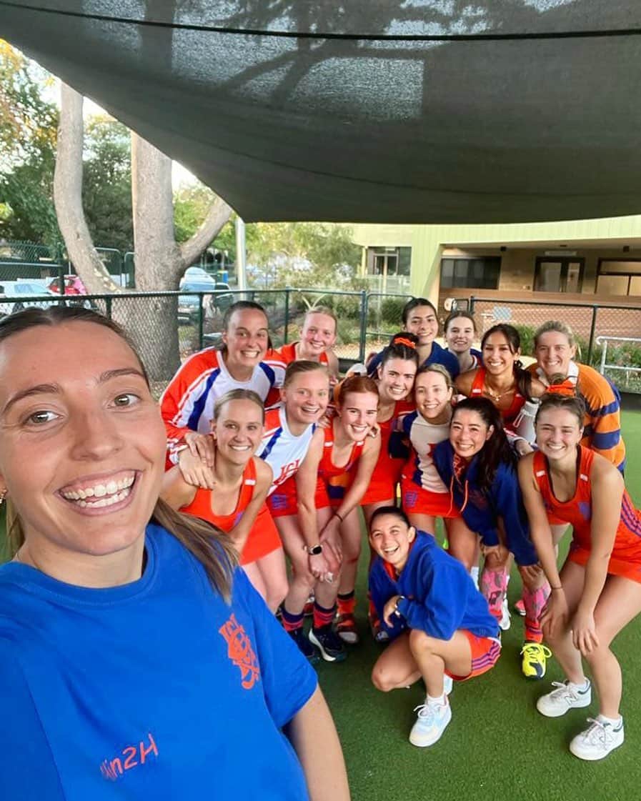 湯田葉月のインスタグラム：「Winning selfie 🧡💙 Congrats again @sldarling 150 PL games and @livbell_  @sweetchilliphillips 100 PL games today!#melbourne #hockey #victoria」