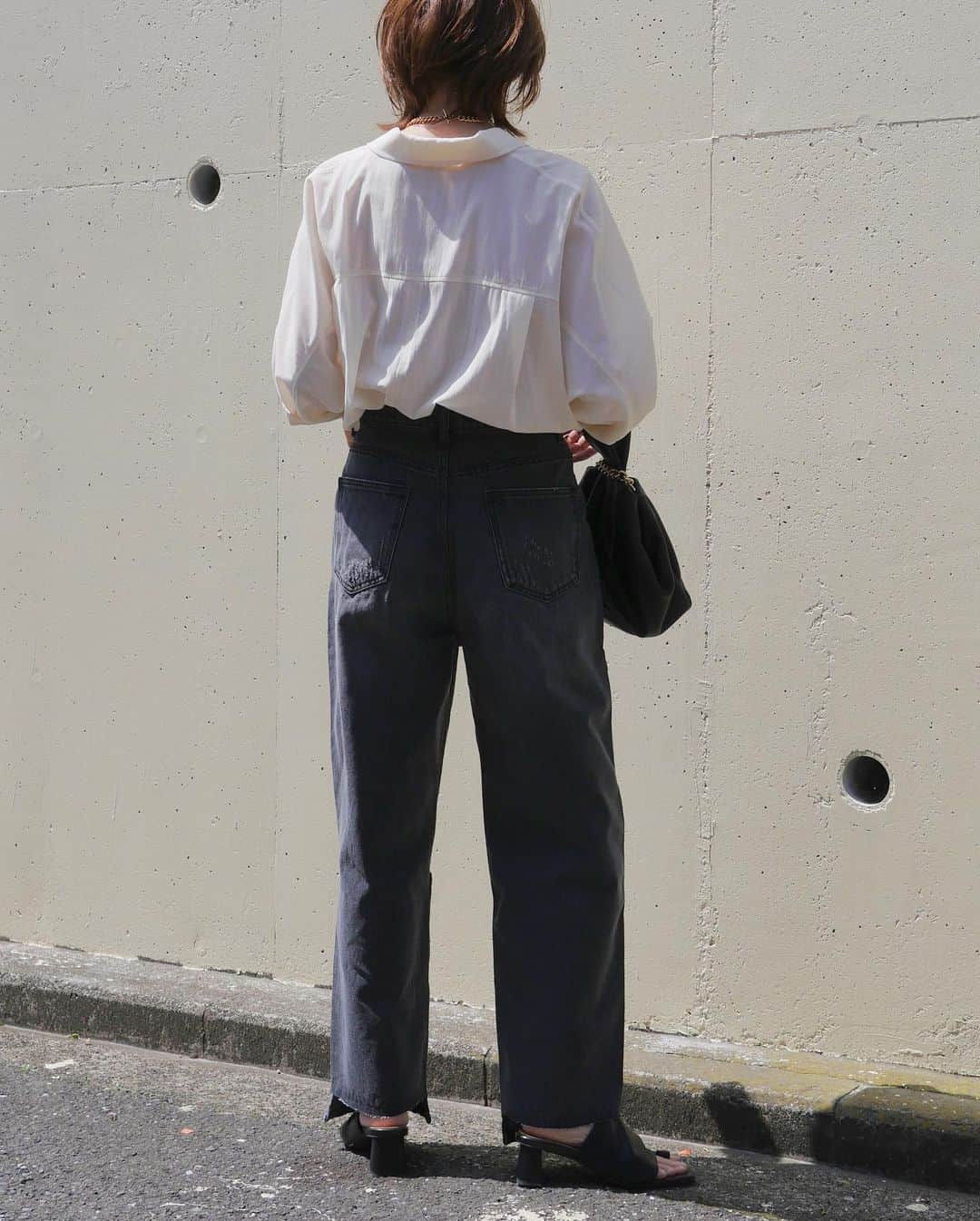 Miki Kanekoさんのインスタグラム写真 - (Miki KanekoInstagram)「@chignon_official のシアージャケットをインしてシャツのように♡  カラーはアイボリーでツヤ感シワ感があってほんとに可愛い◎ 袖は七分袖で風通しいいから真夏も着られます。  @yenn__official のタックデニムは2本目👀 サイズは前回のブルーと同じく40。 こちらのグレーはブルーと比べるとサイズ感少し小さくて丈も短いです。 かかと出ます（ブルーは隠れる）。 でも前はしっかり長めなのでいい感じです♡  👔…#chignon 👖…#YENN 👜…#enfas#enfasbag#morrowbag  👡…#orientaltraffic necklace…#aresense pierce…#9ban bangle、ring…#mou （右中指） ring…#cene （右薬指、左人差し指）  .」4月29日 17時40分 - mikiaoba