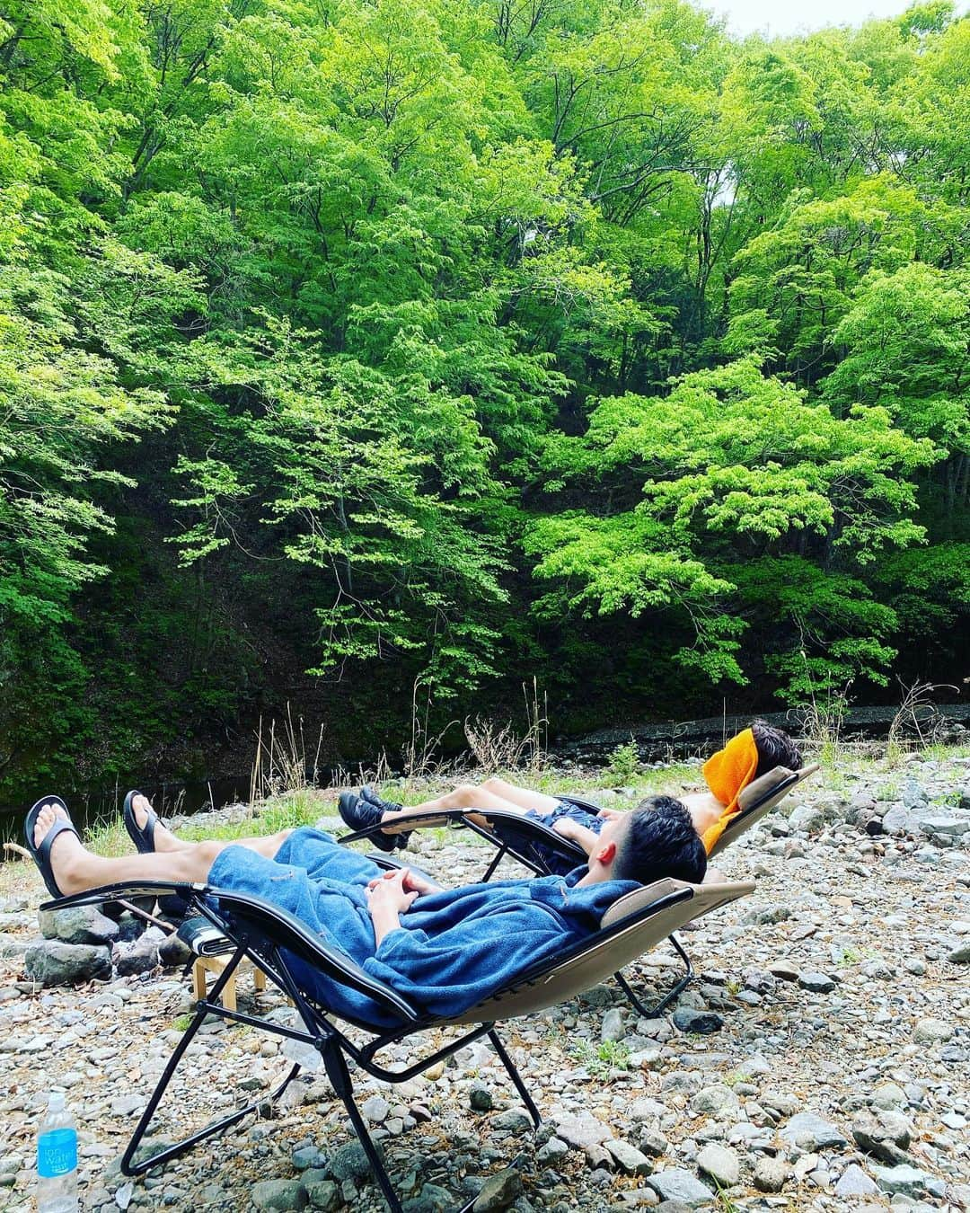 山本紘之さんのインスタグラム写真 - (山本紘之Instagram)「. 初めてのテントサウナ  天然の水風呂に自然に囲まれた外気浴。 これまでの整うとはまた違った感覚で、もっと受け身で、勝手に整っていくような、細胞が自然に還っていくような感覚でした。  先輩方ありがとうございました！  #サウナ #テントサウナ #サウナハット #天然の水風呂 #自然に囲まれた外気浴 #整う #勝手に整う #自然に還る #え #なに #どういうこと #いや #わかります #でも嘘じゃなくて #本当にそうなんです」4月29日 17時50分 - yamamoto_hiroyuki.ntv