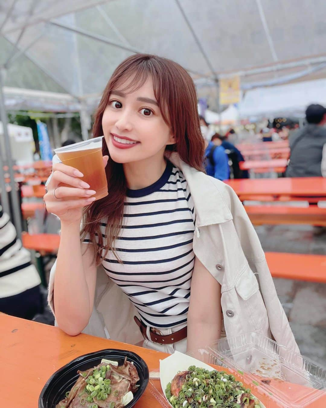 橘リンさんのインスタグラム写真 - (橘リンInstagram)「天神中央公園で開催されてる 「九州クラフトビールウイーク2023」に行ってきた🍻  野外でお昼から飲むビールはやっぱり美味しいね🥹♡  九州・山口の13のメーカーとゲストビール7メーカーの、 全66種類のクラフトビールが大集合してた👀  宮崎県産和栗を使った ハイアルコールスタウトの 『栗黒』と  佐賀県産モルトと大麦が生み出す イングリッシュタイプのエールの 『ペールエール』を飲んでみた🤍  フードメニューも豊富で美味しかった👏  4月29日（土・祝）～5月5日（金・祝） の7日間開催されているので GWに予定がまだ空いている人や 福岡旅行に来られる方が居たら 是非立ち寄ってみて〜🙋‍♀️❤️  ちなみに今日は生憎の雨だったんだけど テントがあって濡れなかったし明日は晴れ予報〜🌞 　 @kyushucraftbeerweek  #九州クラフトビールウイーク2023 #九州クラフトビールウイーク #九州クラフトビールウイーク部 #福岡ビアガーデン #福岡ビアテラス #福岡ビアガーデン部 #福岡ビアテラス部 #山口クラフトビール #福岡クラフトビール #宮崎クラフトビール #佐賀クラフトビール #大分クラフトビール #熊本クラフトビール #長崎クラフトビール #ビール好きな人と繋がりたい #クラフトビール好きな人と繋がりたい #博多観光 #福岡観光 #ペールエール #栗黒」4月29日 17時50分 - rincharon