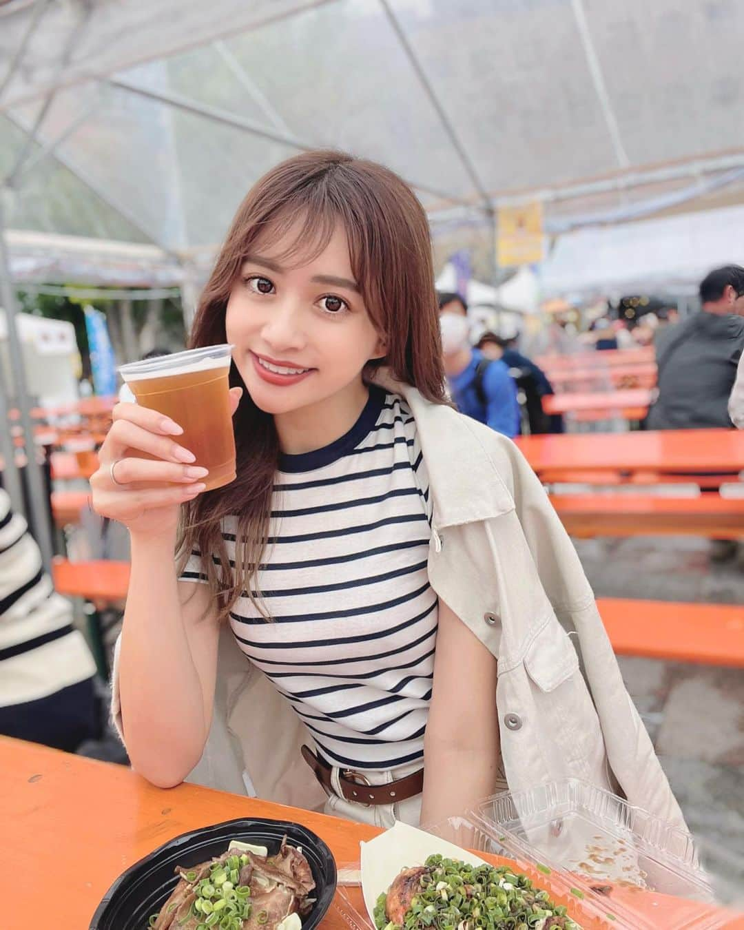 橘リンさんのインスタグラム写真 - (橘リンInstagram)「天神中央公園で開催されてる 「九州クラフトビールウイーク2023」に行ってきた🍻  野外でお昼から飲むビールはやっぱり美味しいね🥹♡  九州・山口の13のメーカーとゲストビール7メーカーの、 全66種類のクラフトビールが大集合してた👀  宮崎県産和栗を使った ハイアルコールスタウトの 『栗黒』と  佐賀県産モルトと大麦が生み出す イングリッシュタイプのエールの 『ペールエール』を飲んでみた🤍  フードメニューも豊富で美味しかった👏  4月29日（土・祝）～5月5日（金・祝） の7日間開催されているので GWに予定がまだ空いている人や 福岡旅行に来られる方が居たら 是非立ち寄ってみて〜🙋‍♀️❤️  ちなみに今日は生憎の雨だったんだけど テントがあって濡れなかったし明日は晴れ予報〜🌞 　 @kyushucraftbeerweek  #九州クラフトビールウイーク2023 #九州クラフトビールウイーク #九州クラフトビールウイーク部 #福岡ビアガーデン #福岡ビアテラス #福岡ビアガーデン部 #福岡ビアテラス部 #山口クラフトビール #福岡クラフトビール #宮崎クラフトビール #佐賀クラフトビール #大分クラフトビール #熊本クラフトビール #長崎クラフトビール #ビール好きな人と繋がりたい #クラフトビール好きな人と繋がりたい #博多観光 #福岡観光 #ペールエール #栗黒」4月29日 17時50分 - rincharon