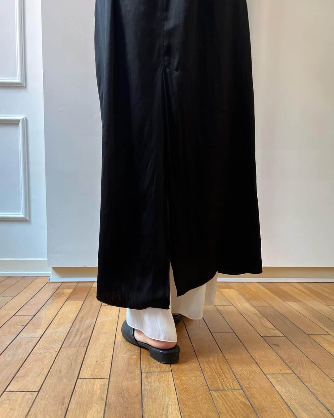 GREED TOKYO STOREさんのインスタグラム写真 - (GREED TOKYO STOREInstagram)「4.29 Re stock "Tumbler Finishing Satin Tee Dress in Black"  ご好評につき完売となっておりましたサテンドレス 本日再入荷致しました✨  ゆったりサイズのTeeドレス 布帛のTeeドレスなので上品で 様々なコーデに活躍します 同素材のホワイトパンツと合わせた シンプルスタイルもオススメです  袖口/裾口はメロー始末です  #greedinternational #bedandbreakfastqualityoflife  #greedtokyo #greedfukuoka  #satin#satindress#ootd#fashion#seasonless   #グリード #グリードトウキョウ #グリードインターナショナル #サテンドレス#シーズンレス」4月29日 17時51分 - greed_tokyo