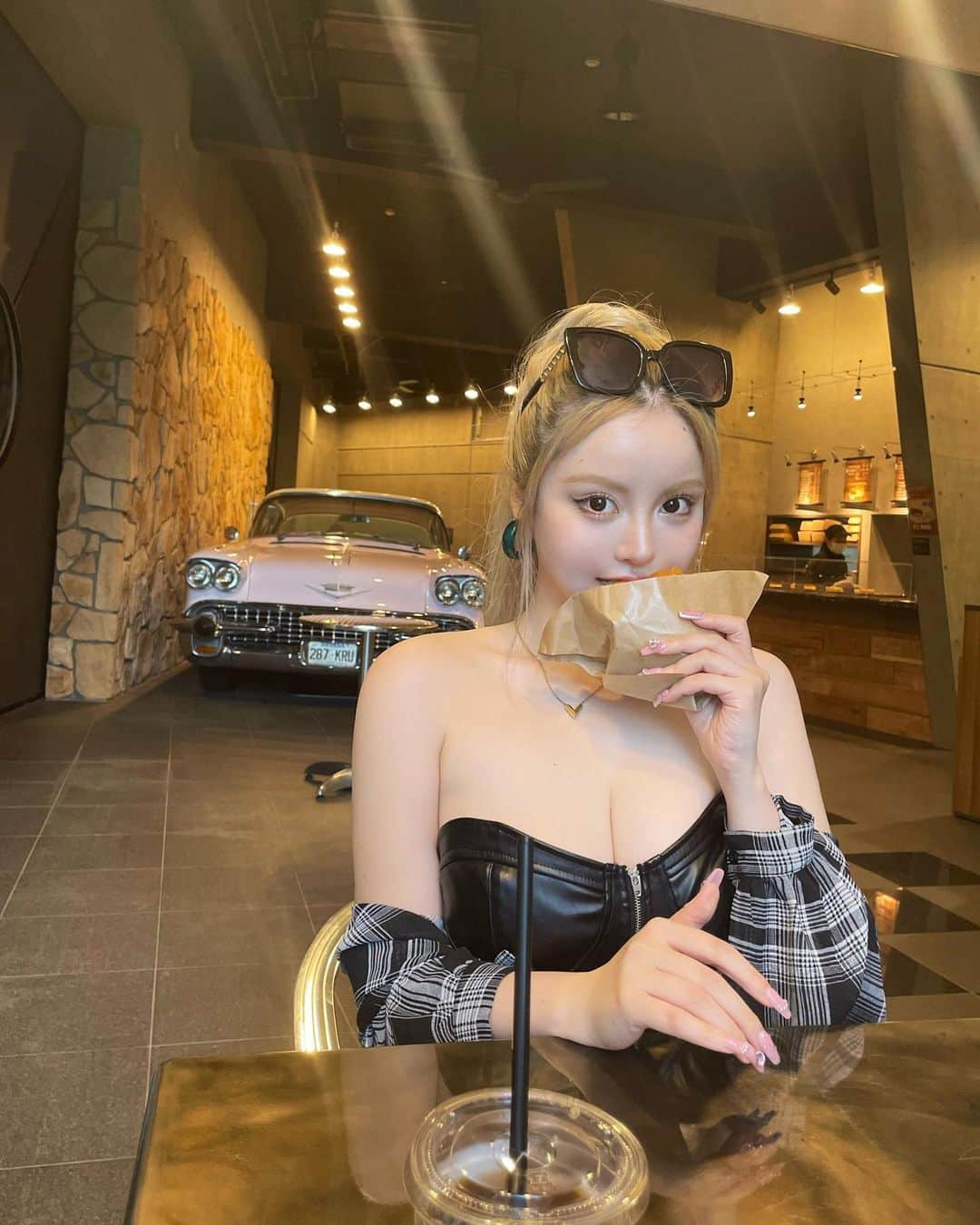 ＬＩＮＣＡのインスタグラム：「あまり食べる機会がないから 美味しさが衝撃的🍔🇺🇸  #junkfood #cadillac #cafe」