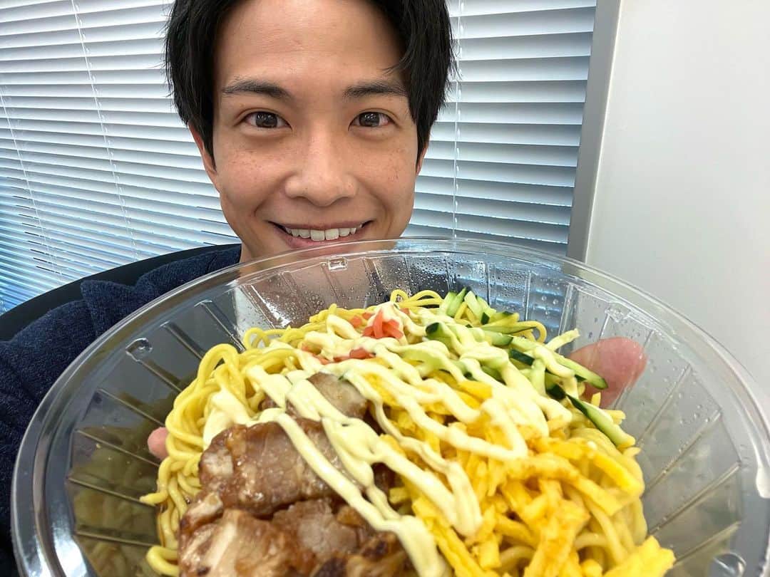 のインスタグラム：「. 【ちょっとした告白】 宮崎県出身の僕は、 愛知県に引っ越して来た時に 「冷やし中華×マヨネーズ」の組み合わせが衝撃的でした🫨  でも！！ 田村は、、、「マヨラー」なのです笑 マヨネーズが大好き！！！  家ではカップラーメン、カレーライス、 ロールキャベツなどにマヨネーズをかけます。  最近は健康を意識して マヨネーズと距離を置くようにしています🥺  でも、冷やし中華くらいなら良いよね笑  #中京テレビ #中京テレビアナウンサー #田村浩平 #大とくさん #たむ撮 #マヨネーズ好きな人と繋がりたい  #マヨラーと繋がりたい  #冷やし中華アレンジ」
