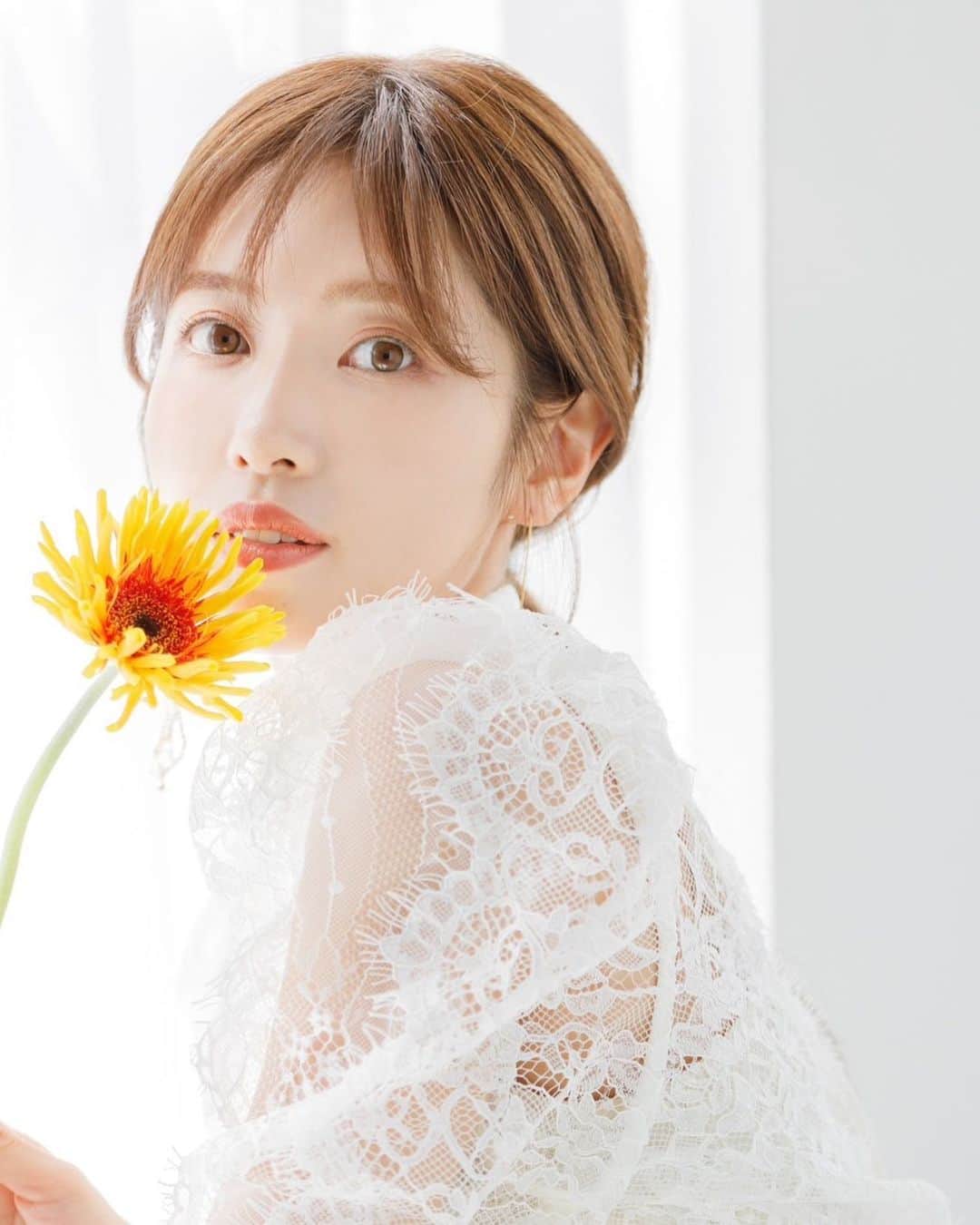 舟山久美子（くみっきー）のインスタグラム：「Happy Birthday to me!! あっという間に32歳になりました！  いつも多く語りますが今年はsimpleに👍笑  32歳は自分の心も身体も健やかであること。 周りの人たちが幸せであること。 トライできる自分でいること。 を大切に過ごします✨  言葉ではなく行動で示していけるよう コツコツと動き続けていくので みんな変わらず応援してもらえると わたしはとっても幸せです🥰🤍！  Love does not consist in gazing at each other, but in looking together in the same direction.   10代の頃と変わらない想い。 それは、みんなと共に同じ方向を見つめて行けること！  今年はたくさんお知らせできる事があるので 楽しみにしていてくださいまし♡  感謝の気持ちを込めて… I treasure you🫶  32歳の舟山久美子も どうぞよろしくお願いします🥰  (結果長めになりましたww)  #happybirthday #new」