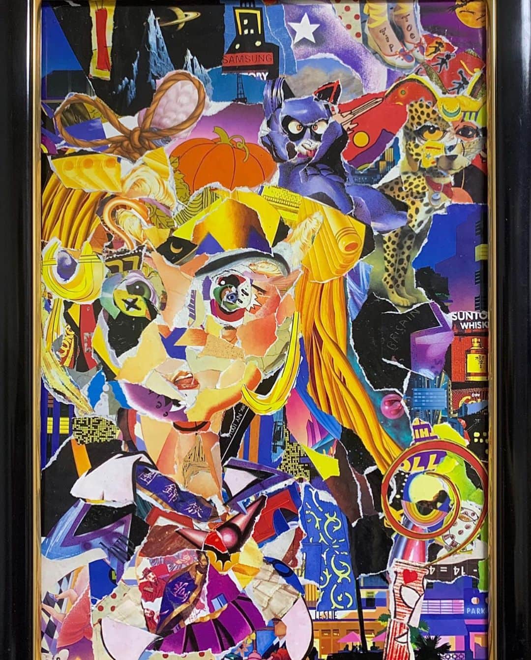 ヒョンミン さんのインスタグラム写真 - (ヒョンミン Instagram)「“우리 마음속의 작은 영웅”  Mixed Media on Wood Panel 100x80cm  대한민국, 서울 / 2023  ‘우리 마음속의 작은 영웅’ 시리즈는 콜라주 기법으로만 작업했는데, 그 시절에는 콜라주 작업의 수많은 레이어랑 텍스처, 조각난 이미지들을 페인팅으로 풀어내기가 어렵게 느껴져 시도조차 못하고 있었다. 최근에는 이유 모를 자신감과 과감함이 생겨 미루고 있던 숙제를 드디어 풀어냈다. 콜라주와 페인팅은 작업방식이나 쓰는 에너지, 시각적으로 주는 효과가 너무나도 다르다. 페인팅에서 나오는 즉흥적이고 직감적인 색과 속도감 이 느껴지는 붓의 발악과 재료의 덩어리감이 주는 미완성적인 느낌은 나에겐 뭐 하나 내 맘 같지 않는, 어디로 튈지 모르는 부분이 매력적이다. 콜라주는 퍼즐처럼 마지막 한조각을 끼워넣어야 완성이 보이는 느낌이라면 페인팅은 조금 덜 익은 반숙계란 같은 느낌이다. 그리고 그 느낌은 작업과정에서 나를 위로해주기도 하고 다음으로 갈 수 있는 한 걸음을 만들어준다.  이 작품은 미키하시 단체전에서 처음으로 공개됩니다.」4月29日 17時47分 - woo.jaka