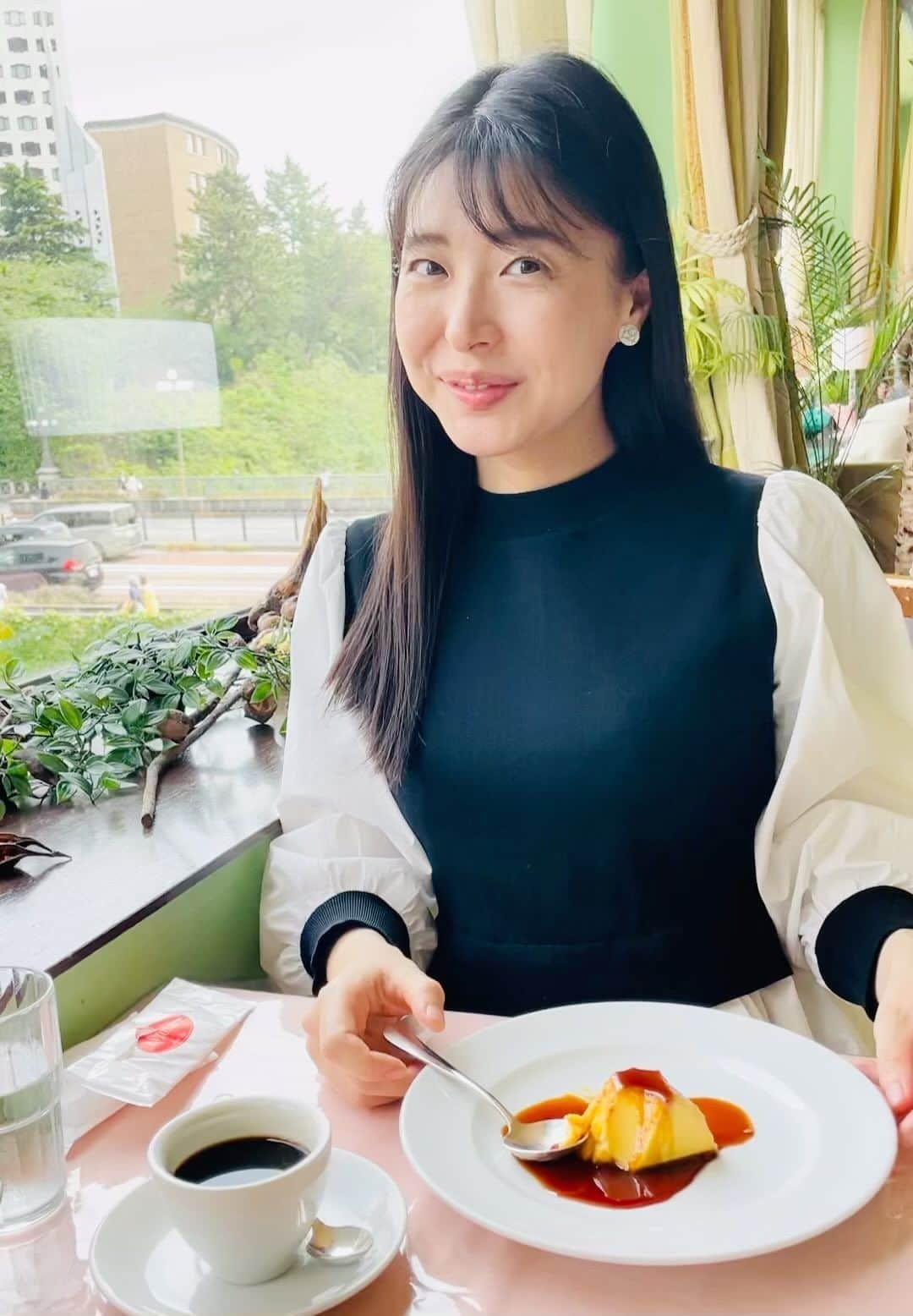 新倉瞳のインスタグラム：「久しぶりに母とランチデート(プリン中に🍮母が写真撮ってくれた…と思ったら動画だった😆)をしてから、伊藤恵さんのピアノリサイタルへ♪  ベートーヴェンのソナタ悲愴、月光、熱情、告別…  静寂のppppと、伊藤恵さんのただまっすぐピアノに向かい続ける真摯な姿が美しくて。 盛り上がるところでも「ああここはチェロとかコントラバスみたい」なんていうオーケストラみたいな音から「あ！エレキギターがギュイーーーンしてるやつ！」まで色々聴こえて、耳まで笑顔でした✨  母とのデートも楽しかったなぁ、また誘っちゃお🤗 ワンピースは @m_maglie_le_cassetto_official」
