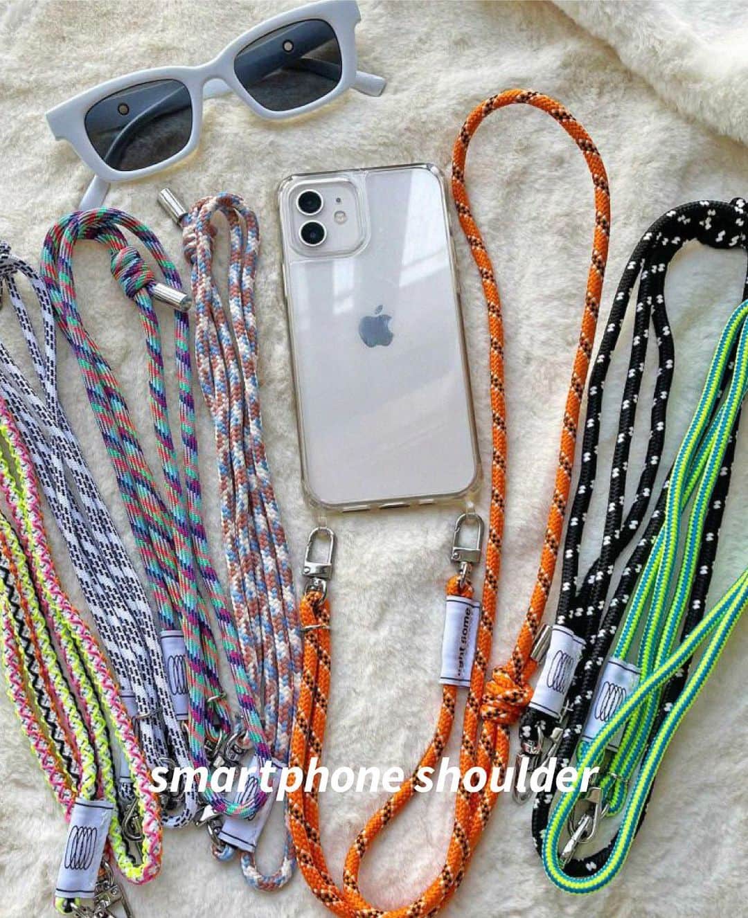 スピンズのインスタグラム：「\ 𝗥𝗲𝗰𝗼𝗺𝗺𝗲𝗻𝗱 𝗶𝘁𝗲𝗺 / ✿スマホショルダー付け替え用ストラップ ￥𝟭,𝟬𝟵𝟴 𝘁𝗮𝘅 𝗶𝗻 ⁡ ポケットが無い日も持ち運び便利な ループストラップ💞 ⁡ 別売りのストラップホルダー付き スマホケースと組み合わせて、 自分好みの1点に💡´- ⁡ 今回ご紹介したアイテムは 全国の𝗦𝗣𝗜𝗡𝗡𝗦店舗 𝗼𝗿 𝗦𝗣𝗜𝗡𝗡𝗦 𝗪𝗘𝗕 𝗦𝗧𝗢𝗥𝗘 にて購入できるので是非チェックしてね✍🏻✨ ⁡ #𝗦𝗣𝗜𝗡𝗡𝗦 #スピンズ #𝗼𝗼𝘁𝗱 #スタッフスナップ #𝗦𝗣𝗜𝗡𝗡𝗦スタッフ #プチプラコーデ #きょコ #春コーデ #春服 #夏コーデ #夏服 #スマホショルダー #モバイルストラップ #ストラップショルダー #iPhoneショルダー #iphoneケース」