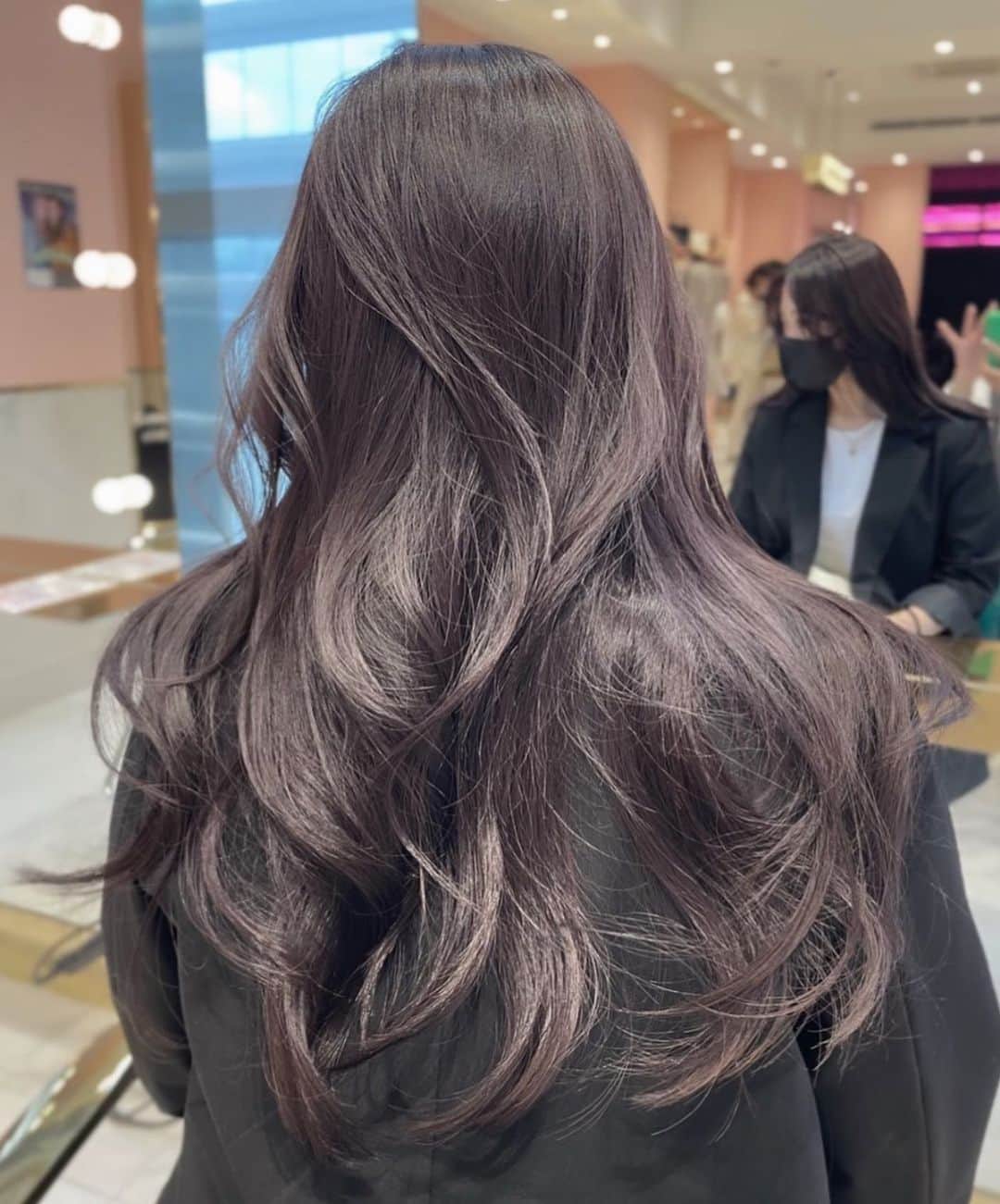原涼香のインスタグラム：「lavender greige 🖤 menu... ☑︎カット ☑︎プレミアムケアカラー ☑︎バイカルテトリートメント がオススメです✨ ㅤㅤㅤㅤㅤㅤㅤㅤㅤㅤㅤㅤㅤ #SHIMA#韓国ヘア#韓国スタイル#レイヤーカット#ワンホンヘア#ワンホン#ダークトーン#網紅#初カラー#暗髪#ベージュカラー#ラベンダーカラー#グレージュ#オリーブカラー#透明感カラー#銀座美容院#銀座美容室#美容師#시스루뱅#레이어드컷#koreanhair」
