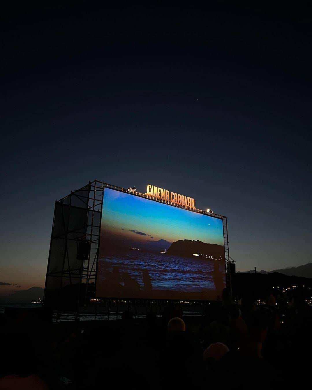 RiLiさんのインスタグラム写真 - (RiLiInstagram)「おしゃれな子達が毎年GWに行ってるあのイベントは何❔❕逗子海岸映画祭でフェス気分であがっちゃおう🌺  神奈川県の逗子海岸海水浴場で 毎年行われてる映画祭🎞  浜辺にピクニックシートを広げて🏖 大きなスクリーンで のんびり映画鑑賞📽️なんて まるで海外みたい❕💕  当日券がまだあるので GWまだ予定がない子は ぜひ✨参考にしてみてね💘  【イベント情報】 2023年4月28日(金)～5月7日(日) 土日祝　11:00〜 平日　15:00〜 チケット一般 ¥2,500  Edit by RiLi編集部🐰 mido @‌aosimmdr  🤍🤍🤍  RiLiで紹介してもらいたい子は #rili_tokyo を付けてね❕ ⁣⁣ Special Thanks💐 Photo by⁣⁣ @mayuri_158cm @kanoha.0828 @yuyim30 @lily_.ray @___moasea @im_ss0318 @yy04.29   #rili_tokyo #逗子 #逗子海岸 #海フォト #海 #海水浴 #海外ファッション #海外ガール #鎌倉散歩 #映画好き #映画鑑賞 #映画館 #映画好きな人と繋がりたい #ドライブシアター」4月29日 18時00分 - rili.tokyo