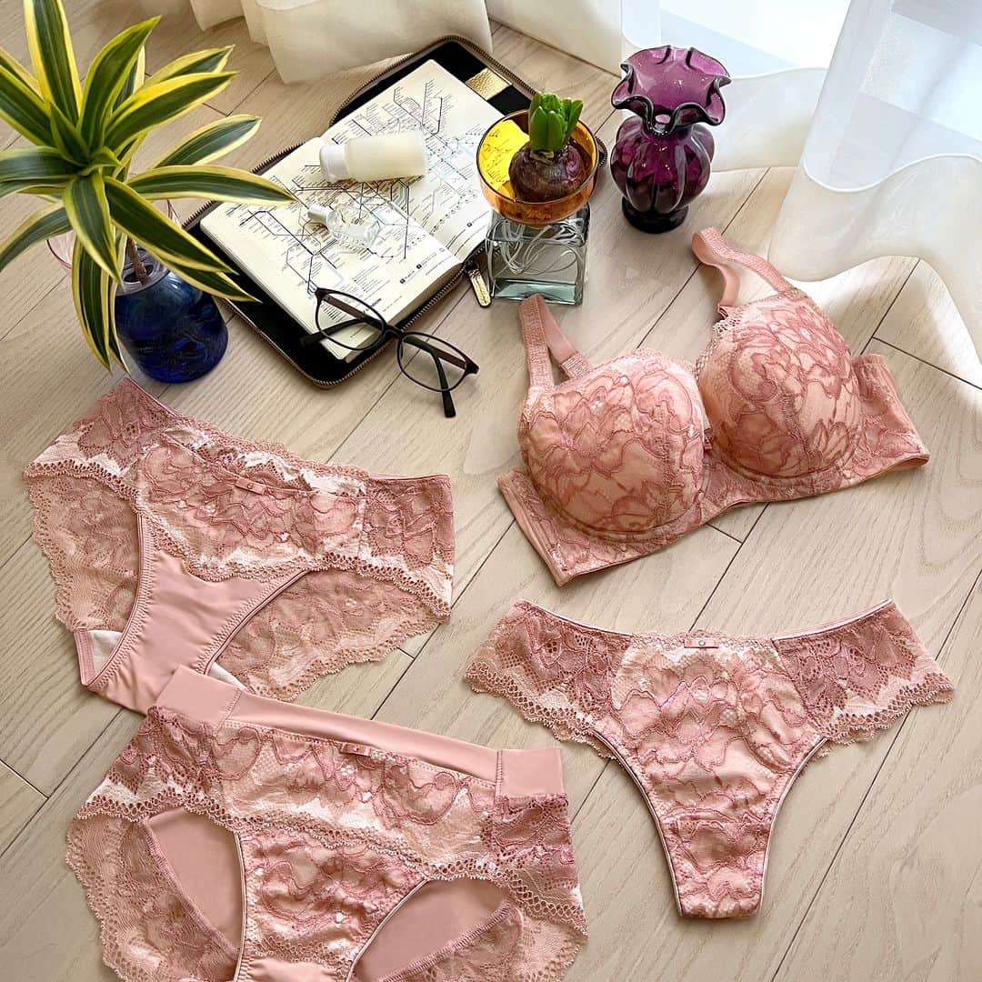 BradelisNewYork/ブラデリスニューヨークのインスタグラム：「. BRADELIS Quick Support 23S1 -For Glamor-  立体的な花柄が美しいレースの新コレクション♪ インパクトある大きな花柄がバストをエレガントに包み込んでくれるような カップデザインに仕上げました𓈒𓏸❁⃘ 細身グラマーさんにおすすめの《ブラデリス エリンブラ23S1》と 同じレースを使用しております.+* セットショーツも3タイプで登場！  フェミニンな印象で肌に温かみをプラスしてくれる【アプリコット】 少し赤みのあるホワイト系のカラーが上品な【エクリュ】 ミステリアスな雰囲気が漂う濃色の【ミッドナイト】 の3色展開です♪  ぜひ、チェックしてみてくださいね♡ ・ ・ ・ ※ご使用のパソコンモニターやスマートフォンの画面によっては、商品の色合いが画面表示のものと現物で異なる場合があります。  #ブラデリスニューヨーク #ブラデリス #bradelisnewyork #育乳ブラ #bradelis #育乳 #補整ブラ #補整下着 #補正 #補正ブラ #スタイルアップ #ボディメイク #styleup  #バストケア #美ボディ #春夏 #新作 #SS」