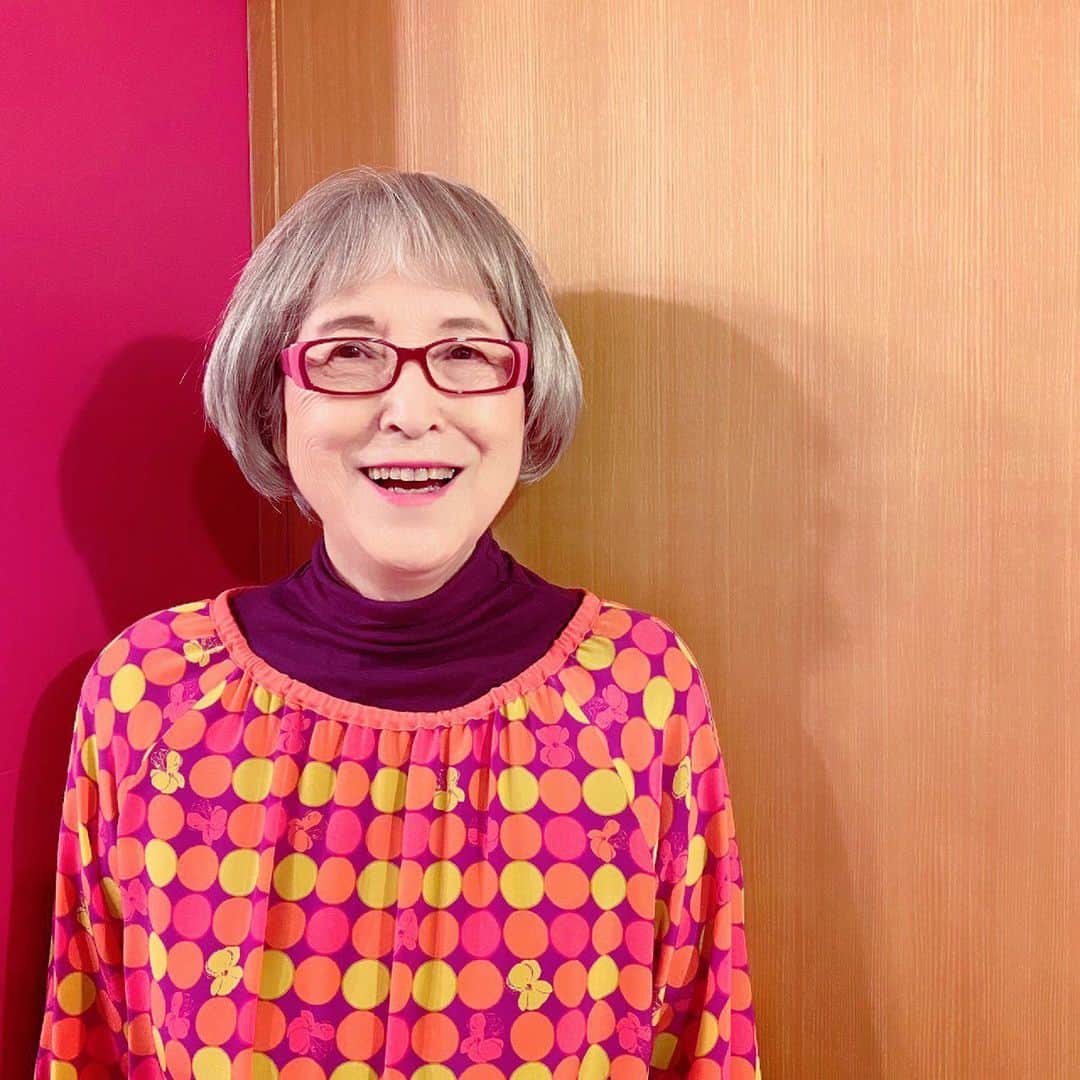 角野栄子のインスタグラム：「また5月連休がやって来た。 鎌倉は大賑わい。道は人が立ち止まっているみたい。この賑わいでは、娘は来ない。ちょびっと寂しい。 昔、外国の通販で買った絹のワンピースを着てみる。なんだか割烹着みたい。 トマトソースを煮よう。たくさん煮よう。連休が終わったら、静かになったら。鎌倉を訪ねてくる娘のために。  Also for this year, May holidays have come.  Our town Kamakura is crowded.  It seems like as if so many people are standing still on the streets.  My daughter is not coming during this crowded season.  I feel a bit lonely. I try on my silk dress which I bought from a foreign mail order company a long time ago.  It looks like a “kappo-gi”(cooking smock). Well, I shall cook some tomatoes source.  Let's make plenty of it.  For my daughter who will come to see me in Kamakura, when the holidays are over and it will become quiet.   #魔女の宅急便 #キキ #ジジ #連休の過ごし方 #鎌倉グルメ #kikisdeliveryservice #kiki #jiji #kamakura #kamakurajapan」
