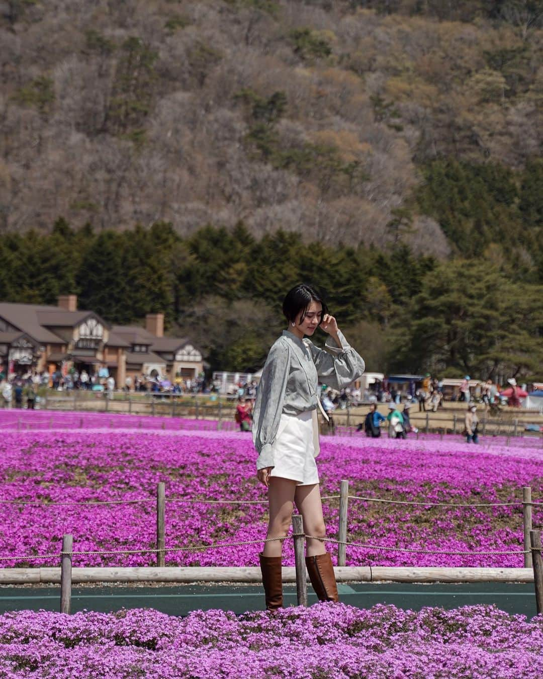 MARIEさんのインスタグラム写真 - (MARIEInstagram)「芝桜まつりに行って来たよ🌸 ⁡ 山梨に住んでから芝桜の存在を知って、 芝一面に生える桜が可愛くて色も鮮やかで とっても可愛くて癒されるの。 ⁡ 50万株の芝桜が圧巻で 富士山もよく見えて綺麗だった✨ 👶は桜よりも走り回ったり石ころを研究するのに必死w ⁡ 5/28までやっているので皆も行ってみてね〜！ ⁡ ⁡ この日来ているトップスはエシカルブランド @enter_the_e  有機素材、天然素材、リサイクル素材を使用していたり 動物由来の素材不使用と素材にこわだっていて、 労働環境や自然環境に配慮した取引など生産過程も優しいの🤍 春にぴったりでお気に入りなんだ〜！  #芝桜#芝桜まつり#お花見#お花見コーデ#お花見スポット#山梨観光#エシカルファッション#エシカルファッションブランド#男の子ママ#男の子ママコーデ#富士本栖湖リゾート」4月29日 17時52分 - marie.328