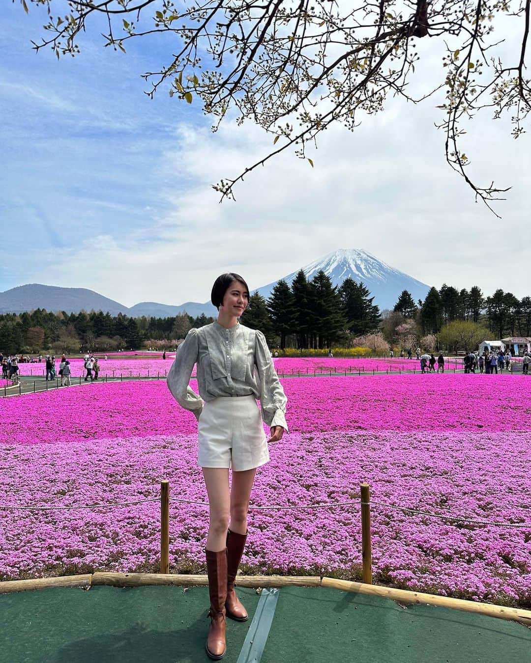 MARIEさんのインスタグラム写真 - (MARIEInstagram)「芝桜まつりに行って来たよ🌸 ⁡ 山梨に住んでから芝桜の存在を知って、 芝一面に生える桜が可愛くて色も鮮やかで とっても可愛くて癒されるの。 ⁡ 50万株の芝桜が圧巻で 富士山もよく見えて綺麗だった✨ 👶は桜よりも走り回ったり石ころを研究するのに必死w ⁡ 5/28までやっているので皆も行ってみてね〜！ ⁡ ⁡ この日来ているトップスはエシカルブランド @enter_the_e  有機素材、天然素材、リサイクル素材を使用していたり 動物由来の素材不使用と素材にこわだっていて、 労働環境や自然環境に配慮した取引など生産過程も優しいの🤍 春にぴったりでお気に入りなんだ〜！  #芝桜#芝桜まつり#お花見#お花見コーデ#お花見スポット#山梨観光#エシカルファッション#エシカルファッションブランド#男の子ママ#男の子ママコーデ#富士本栖湖リゾート」4月29日 17時52分 - marie.328