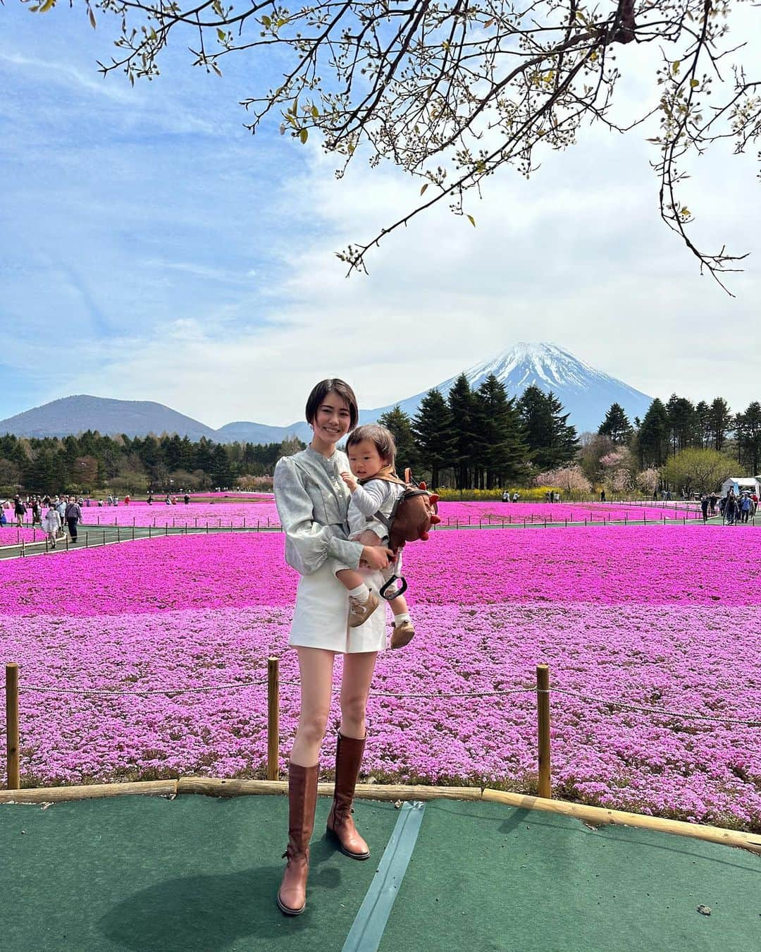 MARIEさんのインスタグラム写真 - (MARIEInstagram)「芝桜まつりに行って来たよ🌸 ⁡ 山梨に住んでから芝桜の存在を知って、 芝一面に生える桜が可愛くて色も鮮やかで とっても可愛くて癒されるの。 ⁡ 50万株の芝桜が圧巻で 富士山もよく見えて綺麗だった✨ 👶は桜よりも走り回ったり石ころを研究するのに必死w ⁡ 5/28までやっているので皆も行ってみてね〜！ ⁡ ⁡ この日来ているトップスはエシカルブランド @enter_the_e  有機素材、天然素材、リサイクル素材を使用していたり 動物由来の素材不使用と素材にこわだっていて、 労働環境や自然環境に配慮した取引など生産過程も優しいの🤍 春にぴったりでお気に入りなんだ〜！  #芝桜#芝桜まつり#お花見#お花見コーデ#お花見スポット#山梨観光#エシカルファッション#エシカルファッションブランド#男の子ママ#男の子ママコーデ#富士本栖湖リゾート」4月29日 17時52分 - marie.328