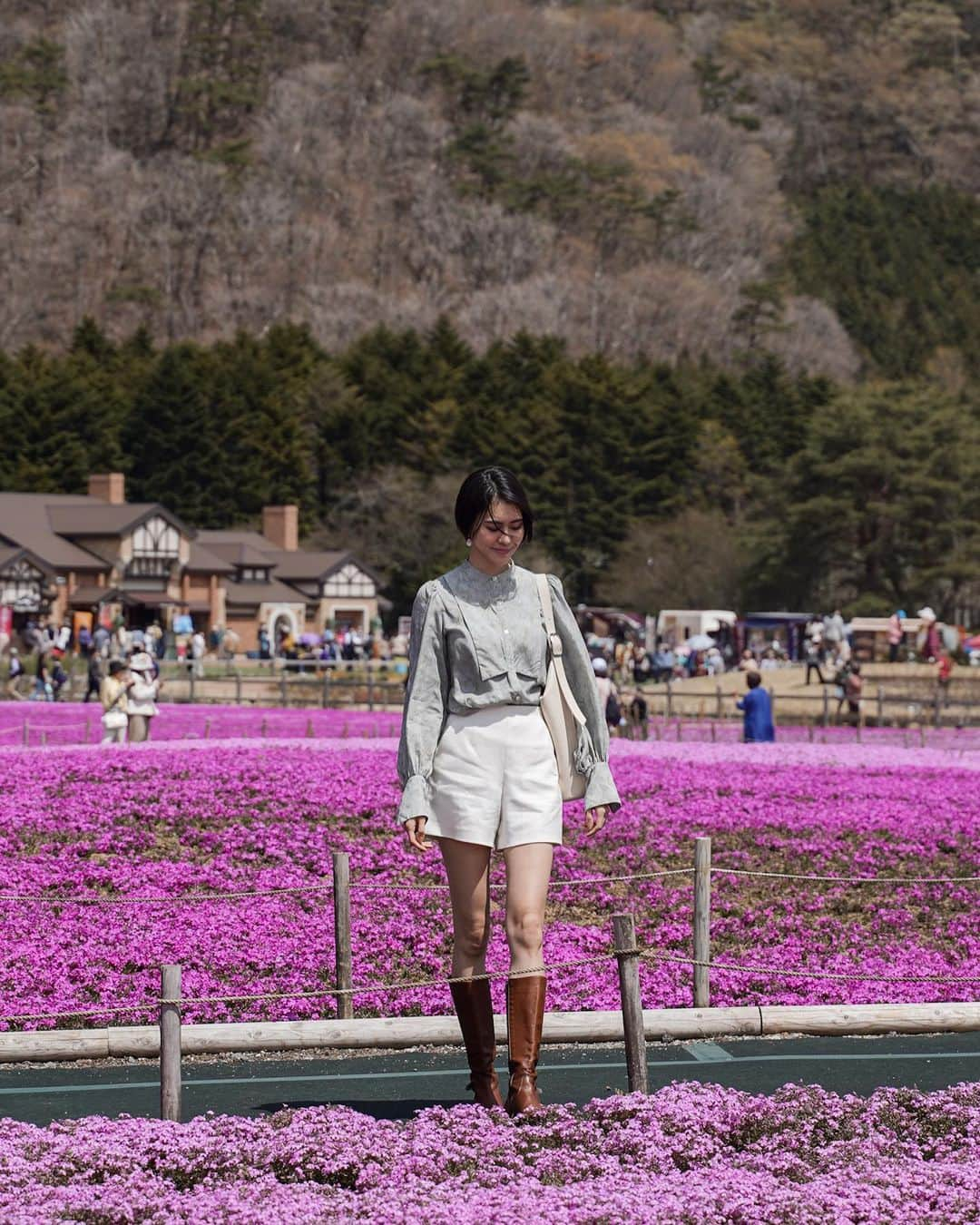 MARIEさんのインスタグラム写真 - (MARIEInstagram)「芝桜まつりに行って来たよ🌸 ⁡ 山梨に住んでから芝桜の存在を知って、 芝一面に生える桜が可愛くて色も鮮やかで とっても可愛くて癒されるの。 ⁡ 50万株の芝桜が圧巻で 富士山もよく見えて綺麗だった✨ 👶は桜よりも走り回ったり石ころを研究するのに必死w ⁡ 5/28までやっているので皆も行ってみてね〜！ ⁡ ⁡ この日来ているトップスはエシカルブランド @enter_the_e  有機素材、天然素材、リサイクル素材を使用していたり 動物由来の素材不使用と素材にこわだっていて、 労働環境や自然環境に配慮した取引など生産過程も優しいの🤍 春にぴったりでお気に入りなんだ〜！  #芝桜#芝桜まつり#お花見#お花見コーデ#お花見スポット#山梨観光#エシカルファッション#エシカルファッションブランド#男の子ママ#男の子ママコーデ#富士本栖湖リゾート」4月29日 17時52分 - marie.328