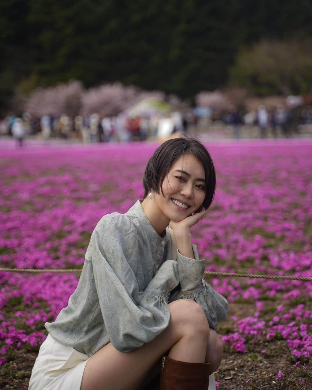 MARIEさんのインスタグラム写真 - (MARIEInstagram)「芝桜まつりに行って来たよ🌸 ⁡ 山梨に住んでから芝桜の存在を知って、 芝一面に生える桜が可愛くて色も鮮やかで とっても可愛くて癒されるの。 ⁡ 50万株の芝桜が圧巻で 富士山もよく見えて綺麗だった✨ 👶は桜よりも走り回ったり石ころを研究するのに必死w ⁡ 5/28までやっているので皆も行ってみてね〜！ ⁡ ⁡ この日来ているトップスはエシカルブランド @enter_the_e  有機素材、天然素材、リサイクル素材を使用していたり 動物由来の素材不使用と素材にこわだっていて、 労働環境や自然環境に配慮した取引など生産過程も優しいの🤍 春にぴったりでお気に入りなんだ〜！  #芝桜#芝桜まつり#お花見#お花見コーデ#お花見スポット#山梨観光#エシカルファッション#エシカルファッションブランド#男の子ママ#男の子ママコーデ#富士本栖湖リゾート」4月29日 17時52分 - marie.328