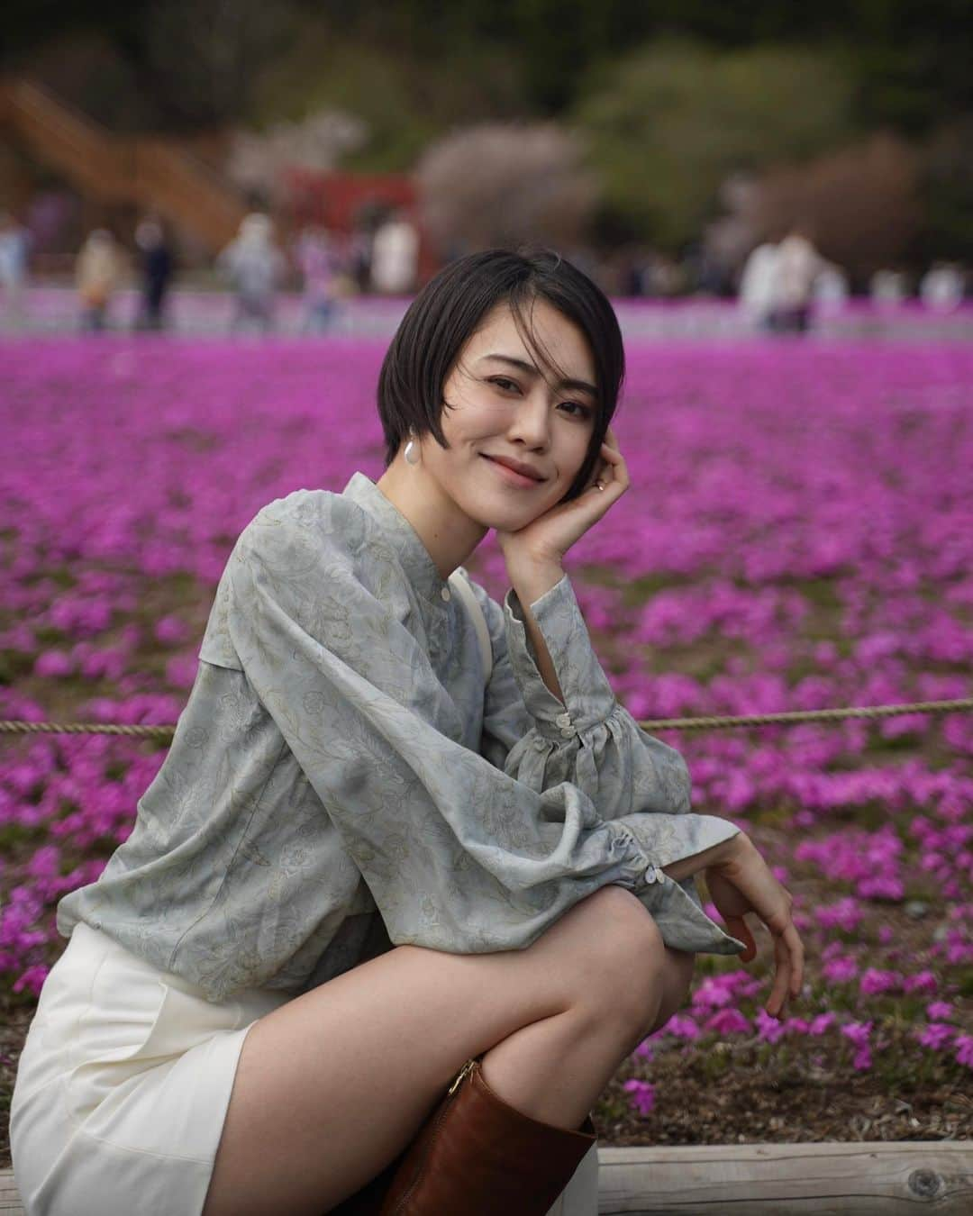 MARIEのインスタグラム：「芝桜まつりに行って来たよ🌸 ⁡ 山梨に住んでから芝桜の存在を知って、 芝一面に生える桜が可愛くて色も鮮やかで とっても可愛くて癒されるの。 ⁡ 50万株の芝桜が圧巻で 富士山もよく見えて綺麗だった✨ 👶は桜よりも走り回ったり石ころを研究するのに必死w ⁡ 5/28までやっているので皆も行ってみてね〜！ ⁡ ⁡ この日来ているトップスはエシカルブランド @enter_the_e  有機素材、天然素材、リサイクル素材を使用していたり 動物由来の素材不使用と素材にこわだっていて、 労働環境や自然環境に配慮した取引など生産過程も優しいの🤍 春にぴったりでお気に入りなんだ〜！  #芝桜#芝桜まつり#お花見#お花見コーデ#お花見スポット#山梨観光#エシカルファッション#エシカルファッションブランド#男の子ママ#男の子ママコーデ#富士本栖湖リゾート」