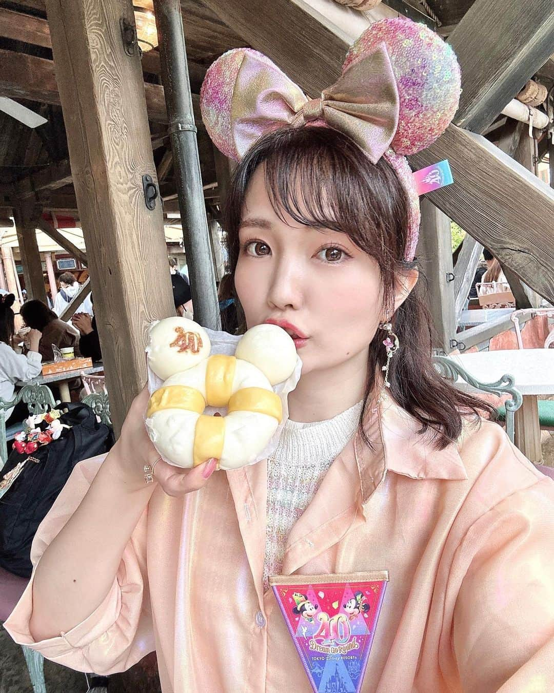 浅井麻里さんのインスタグラム写真 - (浅井麻里Instagram)「🏖全身医療脱毛🏖  だんだん薄着になってくる季節…🌺💕  この前ディズニー行った時も昼間はあったかくて 七分袖のシースルートップス着てたよ☀️  恵比寿ブライトスキンクリニックの医療脱毛を受けてて 夏に向けた対策はバッチリ♬ @bsc_ebisu  全身やってもらってるんだけど、 びっくりするくらい痛くないの！😳✨ 受ける前は、医療脱毛は痛いってイメージあったけど 激痛って聞くVIOすら全然痛くなくて毎回感動❤️  脱毛特有のあのジェルのひんやり感も最初だけで すぐあったかくなるからマッサージみたいな感覚で 気持ちいい…💕  自己処理の機会だいぶ減ってかなり楽だし、 顔もメイクのり良くなる♬👍  アフターケアは保湿が大事だから、 パックやクリームいただけるのも嬉しい💕☺️  #医療脱毛 #痛くない脱毛 #恵比寿ブライトスキンクリニック #脱毛 #恵比寿 #美容 #全身脱毛 #美肌 #全身脱毛レポ #顔脱毛 #医療脱毛クリニック #VIO脱毛 #脱毛クリニック #脱毛女子 #夏コーデ #ディズニーランド #東京ディズニーランド #ディズニー40周年 #ディズニーランド40周年 #東京ディズニーリゾート40周年 #東京ディズニーランド40周年 #tokyodisneyland #tokyodisneyresort #tokyodisneyland40th」4月29日 17時53分 - mari_asai_625