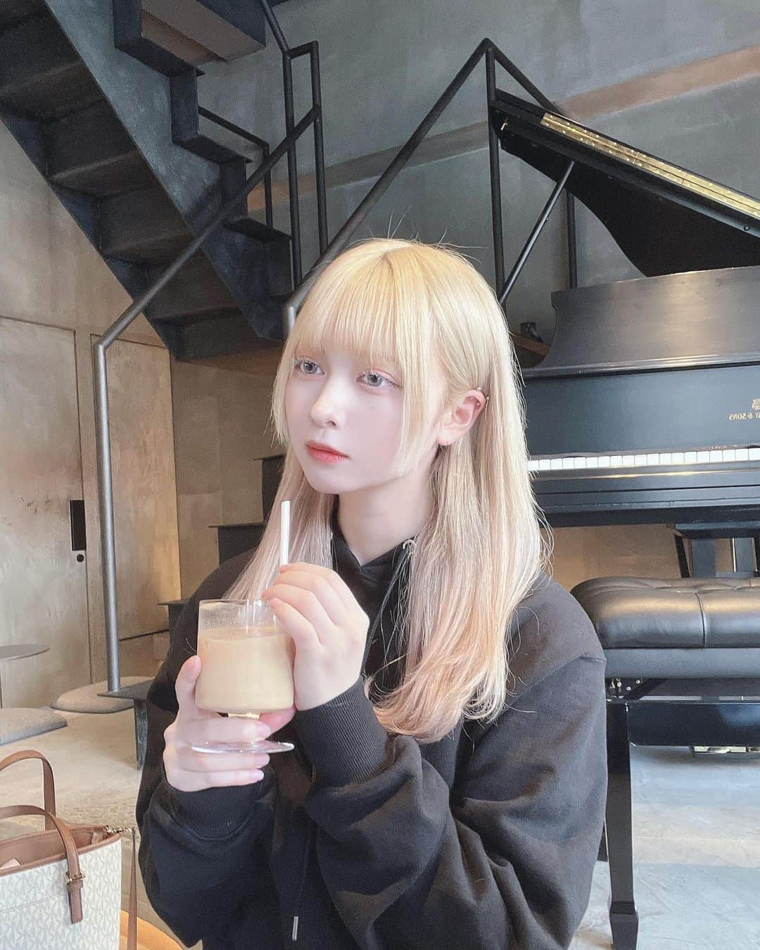 羽島めいのインスタグラム：「後ろのピアノ自由に弾けるので是非🎶って言われたけど弾けないんだよな。」