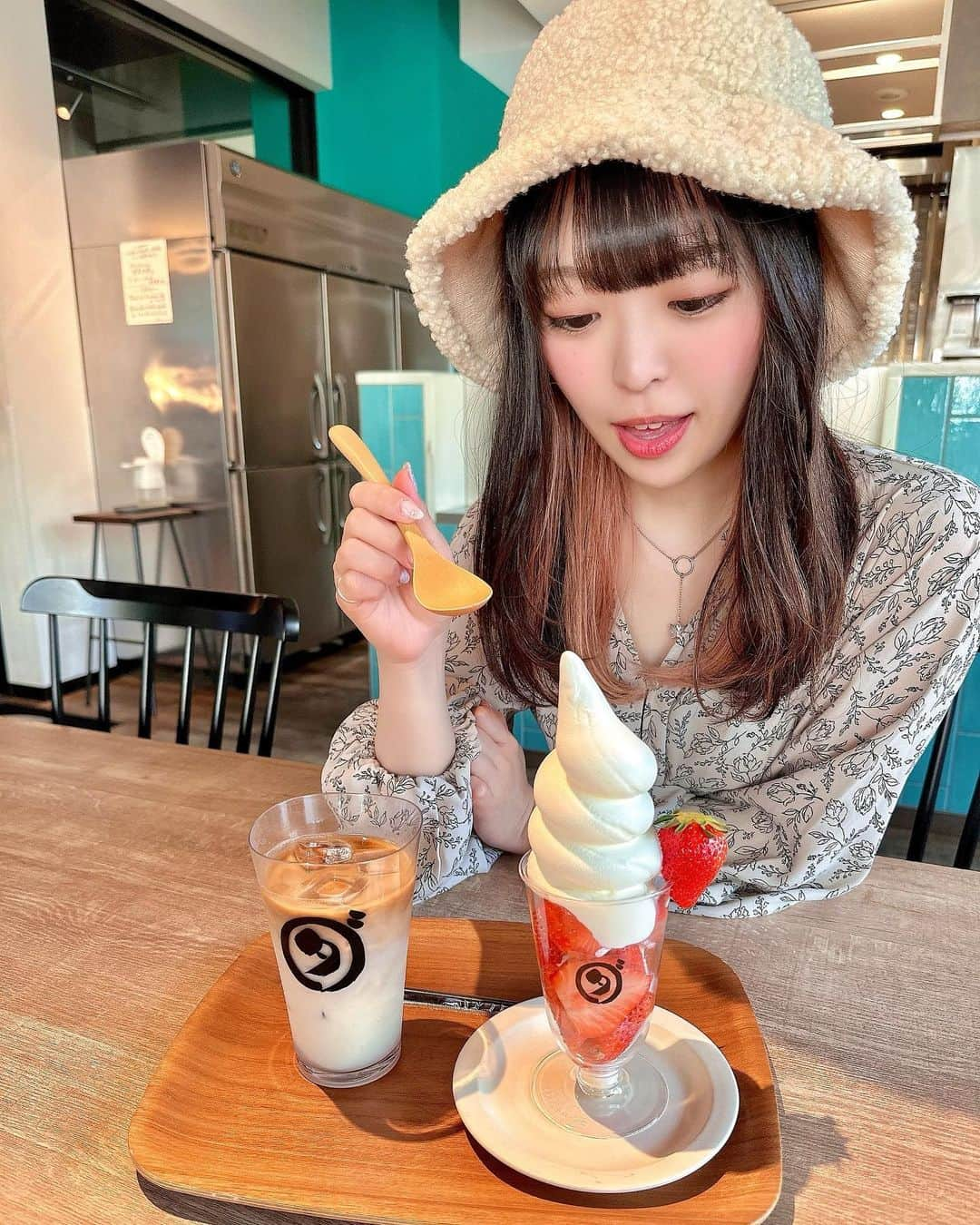 白井佑奈さんのインスタグラム写真 - (白井佑奈Instagram)「🍓  フルーツが最高に美味しいカフェ知ってる???    ここは恵比寿にある『ダカフェ( @358dacafe )』さん！    フルーツサンドやフルーツを使ったドリンクがめちゃくちゃ美味しい🥰     *☼*―――――*☼*―――――*☼*    頂いたメニュー  ＊カフェラテ  ＊いちごソフト   *☼*―――――*☼*―――――*☼*    テラス席もあって超使いやすい！    お天気の日はデートにもオススメ✨    ＊＊＊＊＊＊＊＊＊＊  お仕事依頼はDMで💌💭 ＊＊＊＊＊＊＊＊＊＊   プロフィールリンクはこちら👉 @yuna_smile0130      #ダカフェ#ダカフェ恵比寿#ダイワフルーツサンド#フルーツサンド#フルーツサンド専門店#フルーツジュース#フレッシュジュース#いちごソフト#いちごスイーツ#なめらかソフト#恵比寿カフェ#恵比寿グルメ#恵比寿#恵比寿ランチ#恵比寿デート#恵比寿作業カフェ#恵比寿スイーツ#東京フルーツサンド#fruitsandwich#sandwich#tokyocafe」4月29日 17時58分 - yuna_smile0130