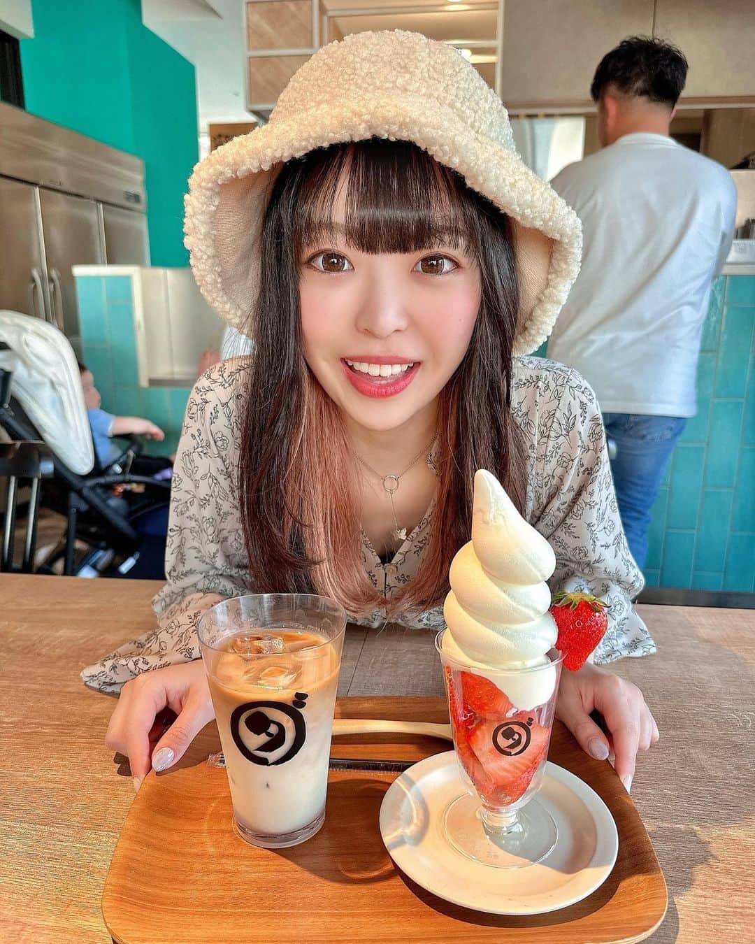 白井佑奈のインスタグラム：「🍓  フルーツが最高に美味しいカフェ知ってる???    ここは恵比寿にある『ダカフェ( @358dacafe )』さん！    フルーツサンドやフルーツを使ったドリンクがめちゃくちゃ美味しい🥰     *☼*―――――*☼*―――――*☼*    頂いたメニュー  ＊カフェラテ  ＊いちごソフト   *☼*―――――*☼*―――――*☼*    テラス席もあって超使いやすい！    お天気の日はデートにもオススメ✨    ＊＊＊＊＊＊＊＊＊＊  お仕事依頼はDMで💌💭 ＊＊＊＊＊＊＊＊＊＊   プロフィールリンクはこちら👉 @yuna_smile0130      #ダカフェ#ダカフェ恵比寿#ダイワフルーツサンド#フルーツサンド#フルーツサンド専門店#フルーツジュース#フレッシュジュース#いちごソフト#いちごスイーツ#なめらかソフト#恵比寿カフェ#恵比寿グルメ#恵比寿#恵比寿ランチ#恵比寿デート#恵比寿作業カフェ#恵比寿スイーツ#東京フルーツサンド#fruitsandwich#sandwich#tokyocafe」