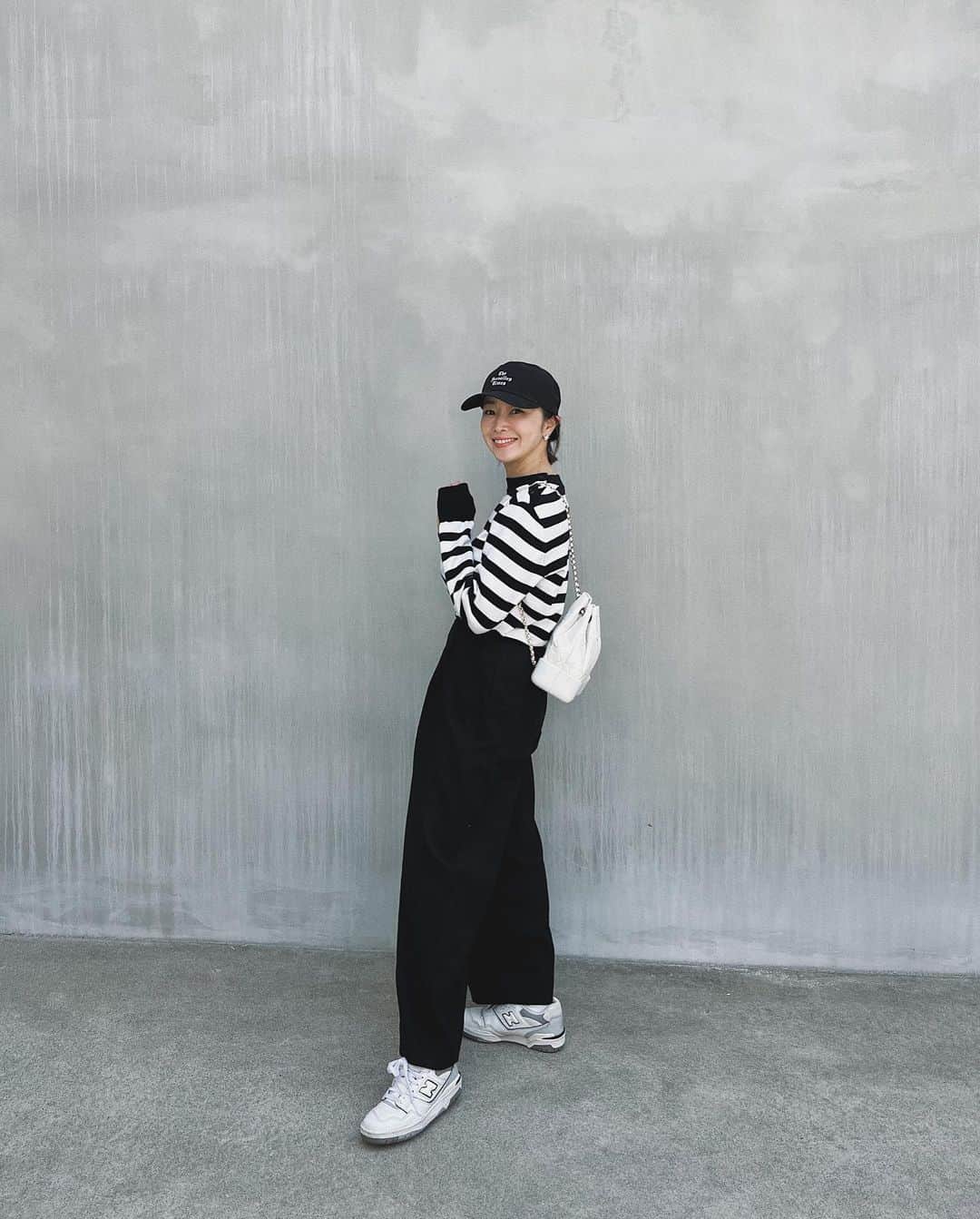 翁安芸のインスタグラム：「いつかの #outfit 🐼  Knit #alaia  Bottom #lohen  Cap #seajapan  Bag #chanel Sneakers #newbalance #newbalance550」