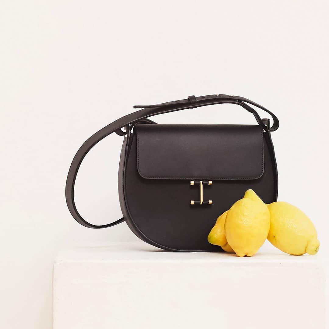 イネスドゥラフレサンジュのインスタグラム：「✨ SAC SENDA NOIR Inspiré du monde de l'équitation et du travail des cuirs les plus nobles et robustes, le sac noir Senda concilie raffinement et élégance, esprit outdoor et vie urbaine. Il se porte en bandoulière et parle à la citadine en quête d'harmonie avec la nature. - ✨ SENDA Inspired by the world of horseback riding and the work of the most noble and robust leathers, the black Senda bag reconciles refinement and elegance, outdoor spirit and urban life. It can be worn on the shoulder and speaks to the city woman in search of harmony with nature.  #inesdelafressange #inesdelafressangeparis #girlsinines #paris #parisianchic #parisianstyle」