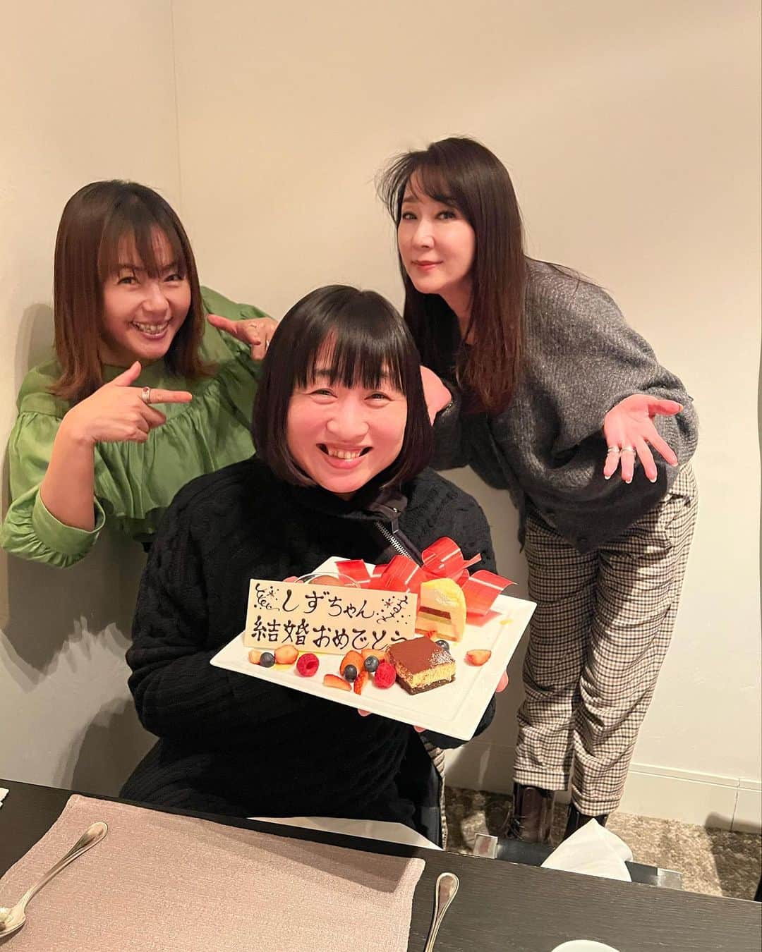 浅野ゆう子のインスタグラム：「少し前になりますが…  田中律子さんとお仕事ご一緒させていただいた時に、  しずちゃん（南海キャンディーズの山崎静代さん）をお誘いして、3人でご飯に行きましょう❣️  と、約束して、実現した時の写真　^_^  しずちゃん❣️ ご結婚おめでとうございます❤️ の、お食事会です❤️  律子さんはとても行動的な方で、お会いするといつもアクティブな情報をくださいます　^_^ 私も律子さんを見習わなくては❗️ ^_^  沖縄に行きたい〜　^_^  そしてしずちゃん❤️  5月3日から銀座三越にて初個展が開催です❗️ またまた、おめでとうございます❣️  #女子会 #お食事会 #楽しかった #田中律子　さん #ありがとうございました #しずちゃん #南海キャンディーズ #山崎静代　さん #おめでとう #幸せが続きます❤️」
