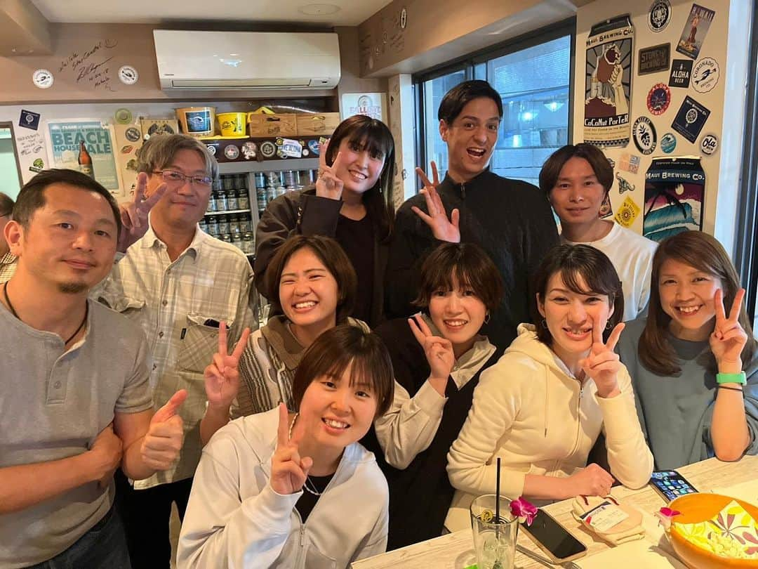 浅岡遥太さんのインスタグラム写真 - (浅岡遥太Instagram)「素敵な出会いをありがとうございました😊🌸 @wailele0211  🏐の輪😄  まいとえまもありがとう😙 今度練習来てね🌸  #渋谷 #バレーボーラーが集う店 #ワイレレ #渋谷でハワイアンビール  ワイレレの藤田さんいつもお世話になってます🙇‍♂️ 今期からスリジエのパートナーになって頂きました‼️ めっちゃ宣伝します😊」4月29日 18時02分 - yota.volley