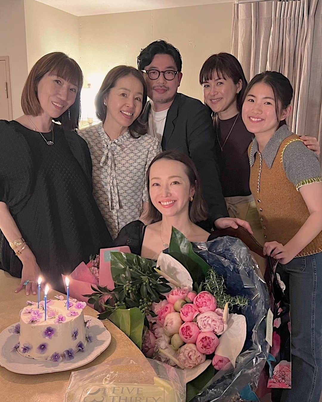 翁安芸さんのインスタグラム写真 - (翁安芸Instagram)「可愛いケーキ🧁💜   美味しく楽しい食事の最後に、サプライズでみんなにお祝いしてもらい、、優しさが沁みました🥹🤲🏻✨ いつもありがとうございます💫✨✨  @yuki_shunkohsha ゆきさんのお店。居心地良く温かく素敵な時間を過ごせる @iro_tokyo 💜  @keikosasaki_mylan @ryunosuke_aoyagi @nobukoaspen Thank you so much🫶🏻💫」4月29日 18時04分 - akinyc