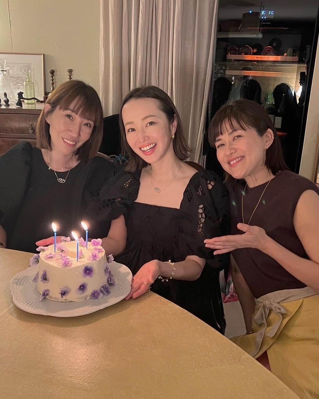 翁安芸さんのインスタグラム写真 - (翁安芸Instagram)「可愛いケーキ🧁💜   美味しく楽しい食事の最後に、サプライズでみんなにお祝いしてもらい、、優しさが沁みました🥹🤲🏻✨ いつもありがとうございます💫✨✨  @yuki_shunkohsha ゆきさんのお店。居心地良く温かく素敵な時間を過ごせる @iro_tokyo 💜  @keikosasaki_mylan @ryunosuke_aoyagi @nobukoaspen Thank you so much🫶🏻💫」4月29日 18時04分 - akinyc