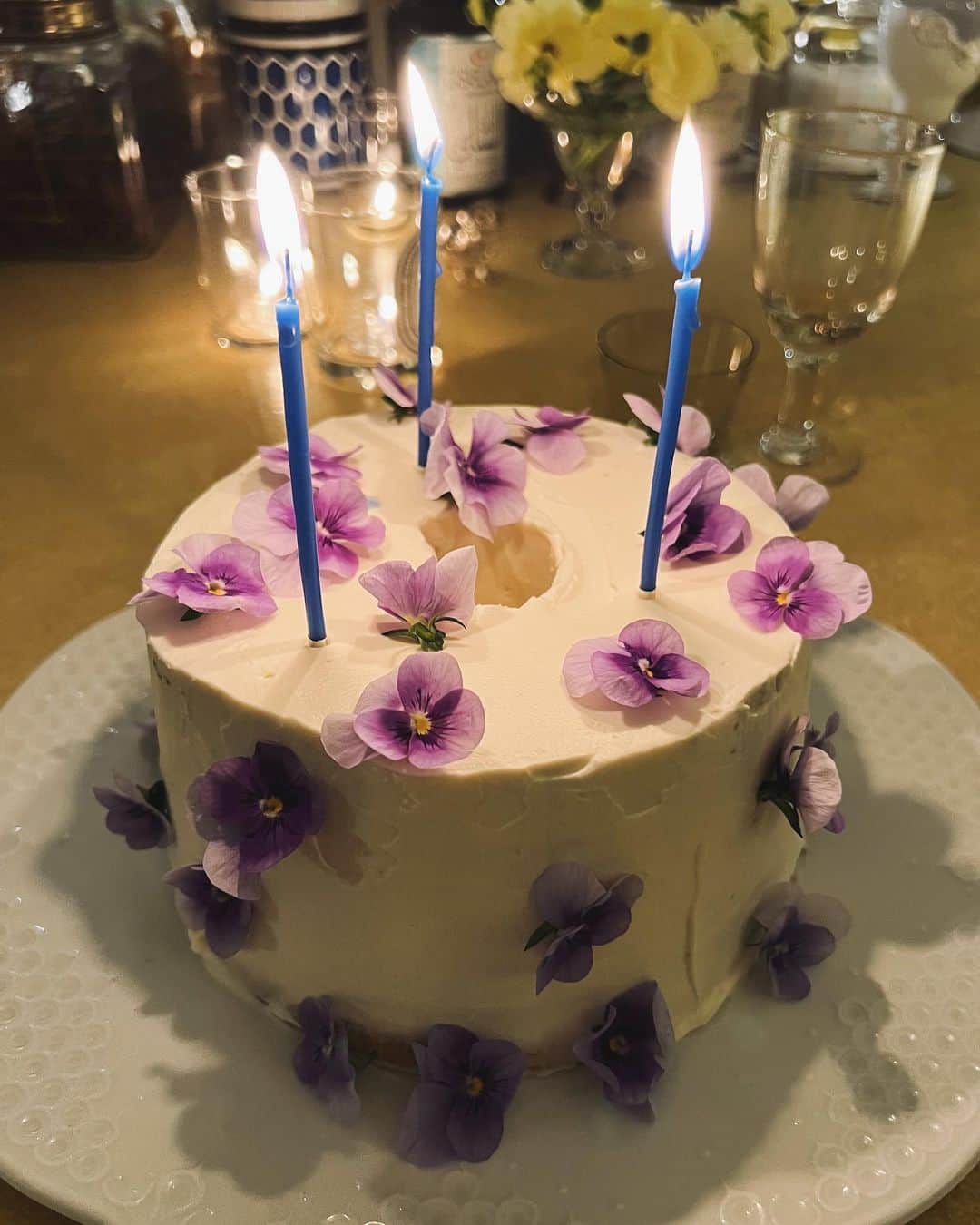 翁安芸のインスタグラム：「可愛いケーキ🧁💜   美味しく楽しい食事の最後に、サプライズでみんなにお祝いしてもらい、、優しさが沁みました🥹🤲🏻✨ いつもありがとうございます💫✨✨  @yuki_shunkohsha ゆきさんのお店。居心地良く温かく素敵な時間を過ごせる @iro_tokyo 💜  @keikosasaki_mylan @ryunosuke_aoyagi @nobukoaspen Thank you so much🫶🏻💫」