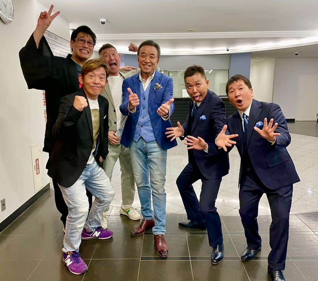 西尾季隆さんのインスタグラム写真 - (西尾季隆Instagram)「昨日のラママ新人コント大会400回記念の1枚の写真。 真ん中のリーダー渡辺正行さん、 爆笑問題の2人、古坂大魔王、 僕が芸人を始めたときからずっと一緒の人たちで、 今もずっとお世話になってる人たち。 こんな人たちに囲まれて僕は本当に幸せだし、恵まれている。  あ、さがねさんを忘れてた…。」4月29日 18時05分 - nishio_xgun