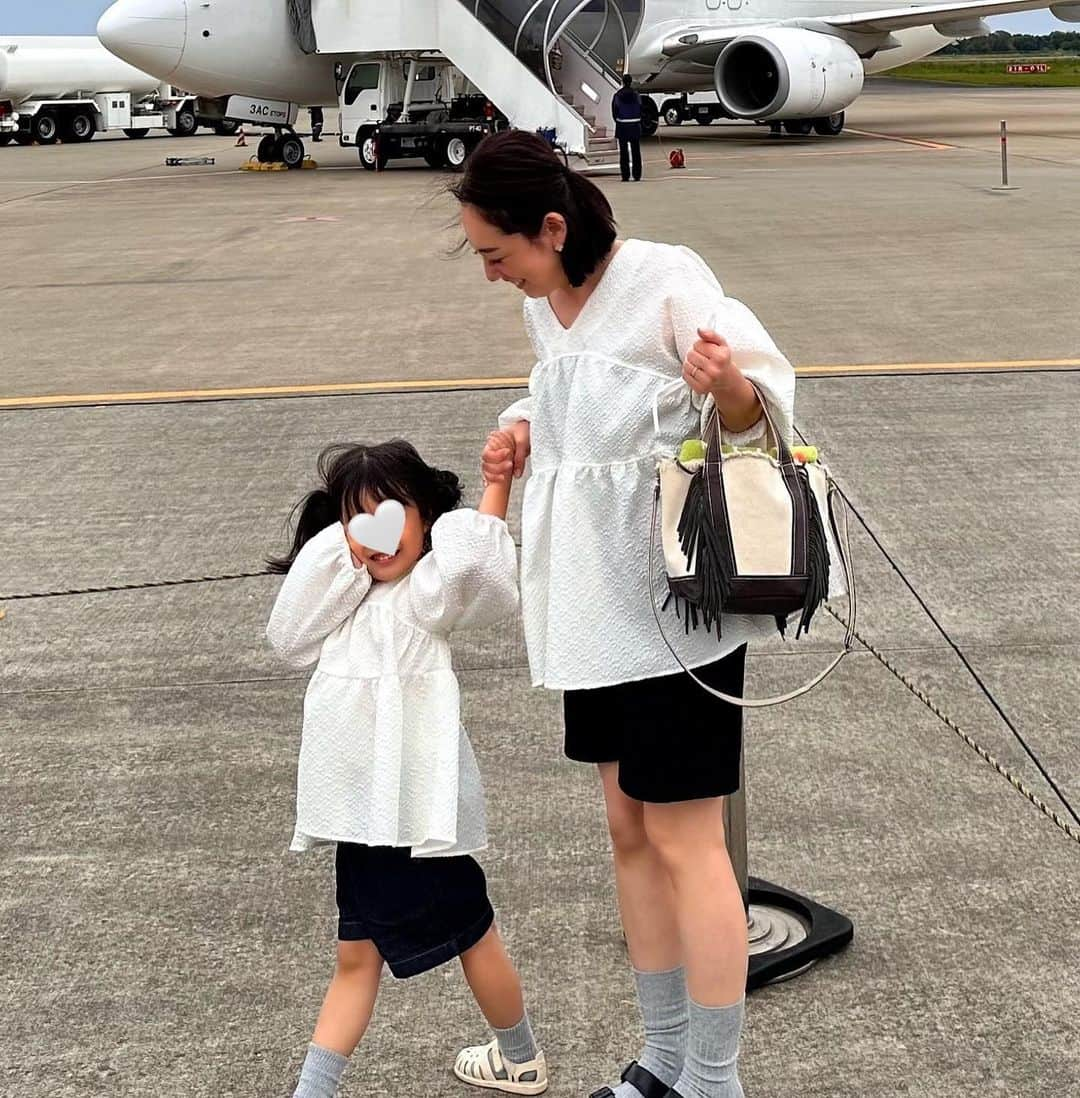 aki_closetのインスタグラム：「. ✈︎✈︎✈︎✨  👧とお揃いしたくて見つけた プチプラトップス💓  子供に白のブラウスか…と迷ったけどプチプラだから汚しても気にならない✨ （すでに🖍が付いた笑）  なによりふんわりが可愛いからよし🫶  . #coca #coca_code  #unuqlo #ayakobag」