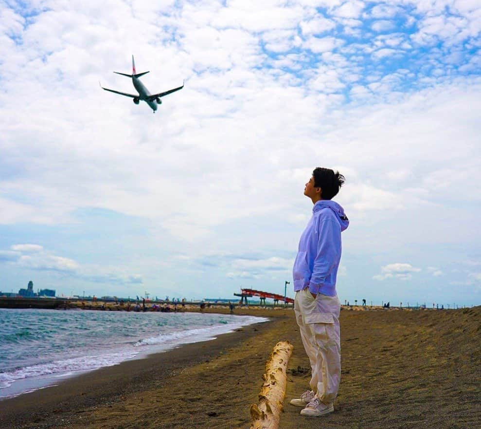 内田蓮のインスタグラム：「飛行機&海✈️  空港の近くまで来ました！ 飛行機が大きい！ 手を伸ばせば触れそうでした！  今日のコーデポイントはスニーカー。 ナイキのダンクレトロSE👟✨ 白のデニム生地に刺繍が！お気に入り😊  ゴールデンウィーク、アウトドアしたいな🌵 みんなは何する予定ですか🐾  #内田蓮 #ニコラ #nicola #ニコラメンズモデル #メンモ #メンズモデル #ホワイトコーデ #NIKE #ナイキ #ナイキスニーカー #ナイキダンク #ナイキダンクレトロSE #飛行機 #ゴールデンウィーク #GW #エモい」