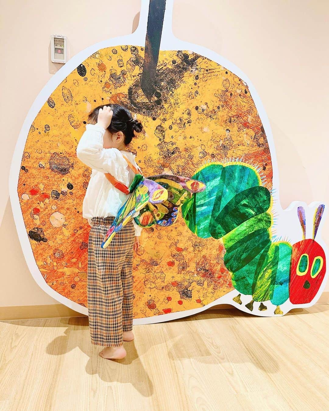 しゅんのインスタグラム：「PLAY! PARK ERIC CARLE🌈 『はらぺこあおむし』の世界を 楽しめる遊び場へ🐛🍎🦋 1年ぶり？くらいに行ってきました🩵💛迷路や滑り台、自由に工作が出来るエリアやワークショップなど、子供が夢中になる仕組みが沢山あって、とても楽しそうだった☺️💗 (大人の私も存分に楽しんだ😂✌🏻)  #エリックカール#プレイパークエリックカール#はらぺこあおむし#子連れおでかけ#4歳女の子#女の子ママ#子連れお出かけ」