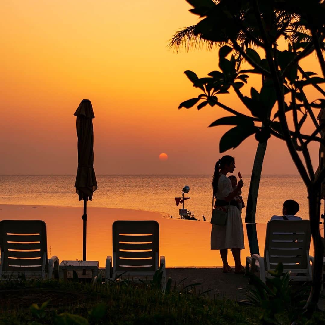 ホテルムーンビーチのインスタグラム：「4月17日、サンセットタイム。 ラグーンプールそばでの光景でした。 Sunset time April 17,2023  #ザムーンビーチミュージアムリゾート #ムーンビーチ #リゾート #沖縄 #沖縄観光 #沖縄ビーチ #沖縄旅行 #恩納村 #沖縄好き #沖縄好きな人と繋がりたい #旅行好きな人と繋がりたい #リゾート好きな人と繋がりたい #旅行 #japan #okinawa #themoonbeachmuseumresort #okinawabeach #okinawatrip #onnason #visitjapanjp #hotelmoonbeach #moonbeach」