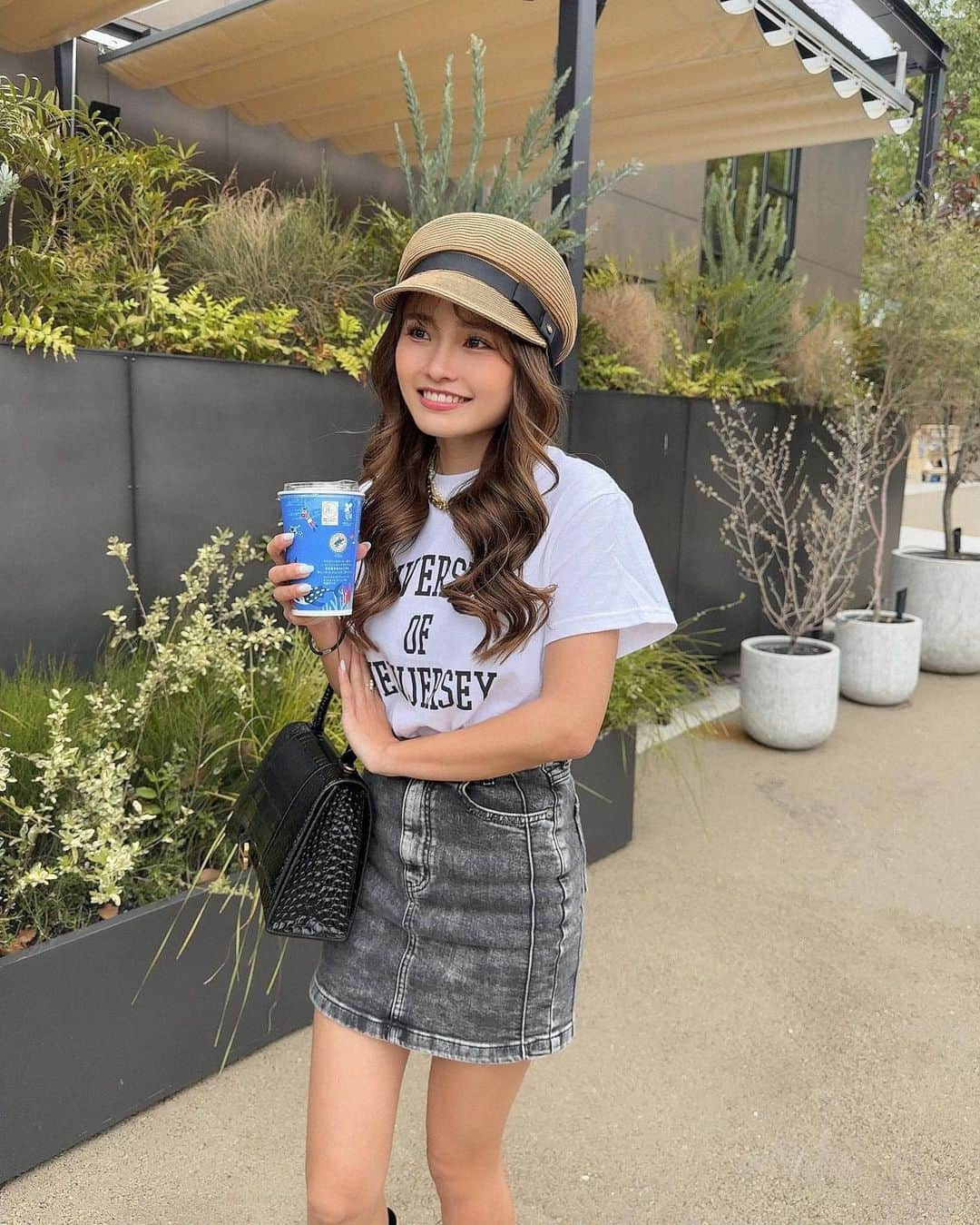 のインスタグラム：「. ここのパン食べ放題最高やったなぁ🥹🥐 また行きたい♡♡すぐにでも𐤔  ってか久々に @_juemi_ のスカート履いた🩶 やっぱりかわいい☺️🫰🏽 Tシャツは @angie_vintage_official ˊ˗ こーゆうシンプルなんが1番着れるよな🥴  ZOZOTOWNでタイムセール開催中みたいだよ✎𓈒𓂂𓏸  #千里中央 #千里中央公園 #千里中央ランチ #千里中央カフェ #sendo #パン食べ放題 #angie #angie_vintage #angie_ootd #juemi #zozotown」