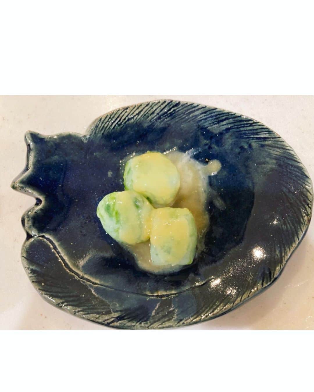 野本かりあのインスタグラム：「黒猫の居るお友達が、新築のお家に引っ越ししたので、お祝いとして作ってみた。 初めて、誰かの為に作ったら、実用性と丁寧さが増したな。笑 何よりも友達が喜んでくれて、使ってくれて嬉しい❣️ #猫デザイン #陶芸 #pottery」