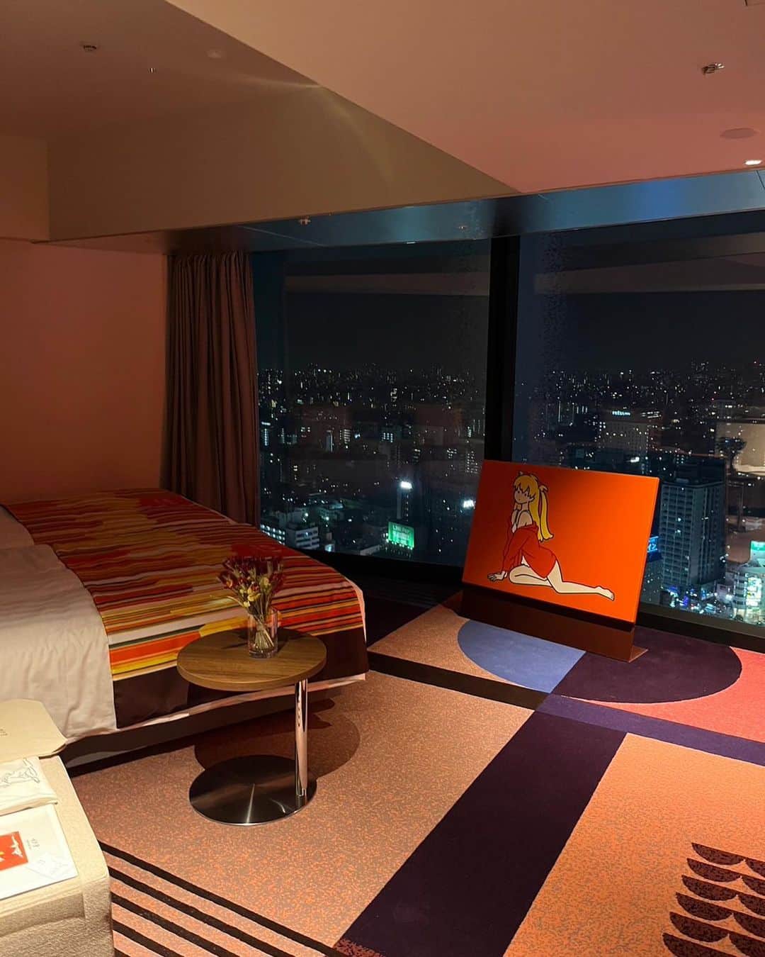 ふかわ。さんのインスタグラム写真 - (ふかわ。Instagram)「話題の東急歌舞伎町タワー内にある「HOTEL GROOVE SHINJUKU, A PARKROYAL Hotel」  こちらのホテルでは、4/28よりエヴァンゲリオンとコラボしたおしゃれな客室がオープンするらしく、ひと足先に体験させていただきました〜( ◠‿◠ )  客室は、好きなキャラクターが選べるみたいで、僕はアスカにしました(^^)  可愛いグッズが1人1セットずつもらえたり、ハイセンスなBARでカクテルがついてきたり、ホテルからの景色も良くて、最高でした(^^)  建物内には、歌舞伎横丁、近未来な呑めるゲームセンター、超大型クラブ、映画館、劇場など、エンタメ施設が大集結してました(〃ω〃)  写真髪の毛ボッサボサの写真しかない（╹◡╹） 次は彼女と来ると決めた。  #彼女募集中 #彼女とホテルに行きたい #彼女とホテルでイきたい」4月29日 18時18分 - __fukawa