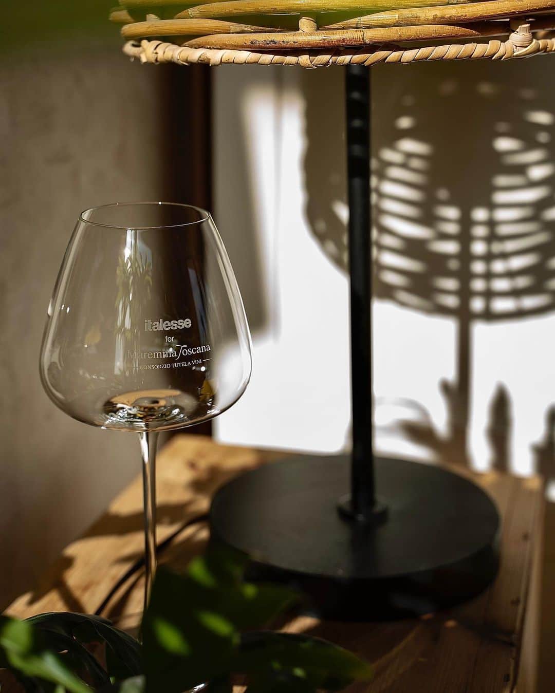 イタレッセのインスタグラム：「Il Consorzio Tutela Vini della Maremma Toscana, in occasione del Vermentino Grand Prix 2023, ha scelto il nostro calice T-Made 55, con le sue linee eleganti, il fondo piatto e la coppa affusolata, nei test è risultato il calice perfetto perfetto per la valorizzazione delle caratteriste dei vini Vermentino della Maremma.   E voi, lo avete già provato? 🥂  🇬🇧   The Consorzio Tutela Vini della Maremma Toscana, for the Vermentino Grand Prix 2023, has chosen our stem glass T-Made 55, with its elegant shape, its flat and tapered bowl, during tests it perfectly enhanced the Vermentino wines of the Maremma area.   And you, have you tried it already? 🥂   ph. by @marcomarroni_official」