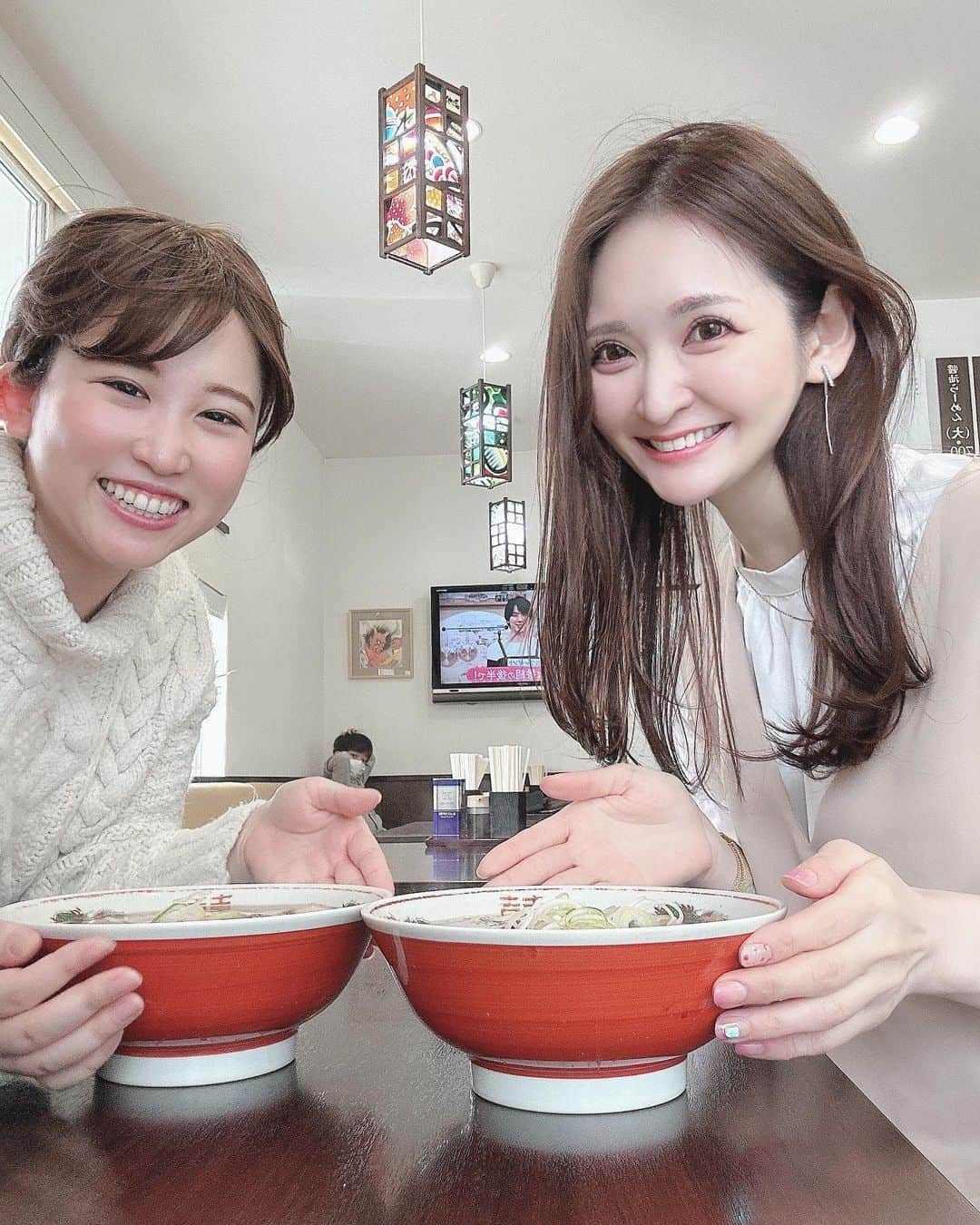 藤後 沙織 とうごさおりさんのインスタグラム写真 - (藤後 沙織 とうごさおりInstagram)「青森で食べたラーメンたち🍜  1.2.3枚目▶︎まるかいラーメン 煮干し出汁が効いてて、かなりすっきりめでおいしい🫶 あっさりしてるので朝ラーメンにもおすすめ。 おいしいんだけど途中で味変させたくなります。笑  4.5枚目▶︎長尾中華そば　青森駅前店 タクシーの運転手さんに教えていただいたお店。行列のできる法律相談所で広瀬すずちゃんが推してたよ〜ってきいて行きました♡ めっちゃ美味しかった〜♥︎ 麺の種類（太麺、細麺、ちぢれ麺）とあっさりかこってりかその中間かも選べます。 煮卵とネギを追加トッピングしたよ◎ 私は細麺あっさりにしたはずなのに、できてなくてこってりが出てきて、朝からだいぶ重めだったけどおいしかった✨ 同じ煮干し出汁でもお店によって全然違って楽しかったです🙏  #青森#青森旅行#青森女子旅#ラーメン#煮干しラーメン #煮干し中華そば #まるかいラーメン #長尾中華そば #長尾中華そば青森駅前店 #青森グルメ #青森ラーメン#朝ラー#朝ラーメン#青森ランチ#青森観光 #女子旅#旅行好き#旅行好き女子 #週末旅行 #週末トリップ #週末トラベラー#旅行好きな人と繋がりたい」4月29日 18時20分 - saori_togo