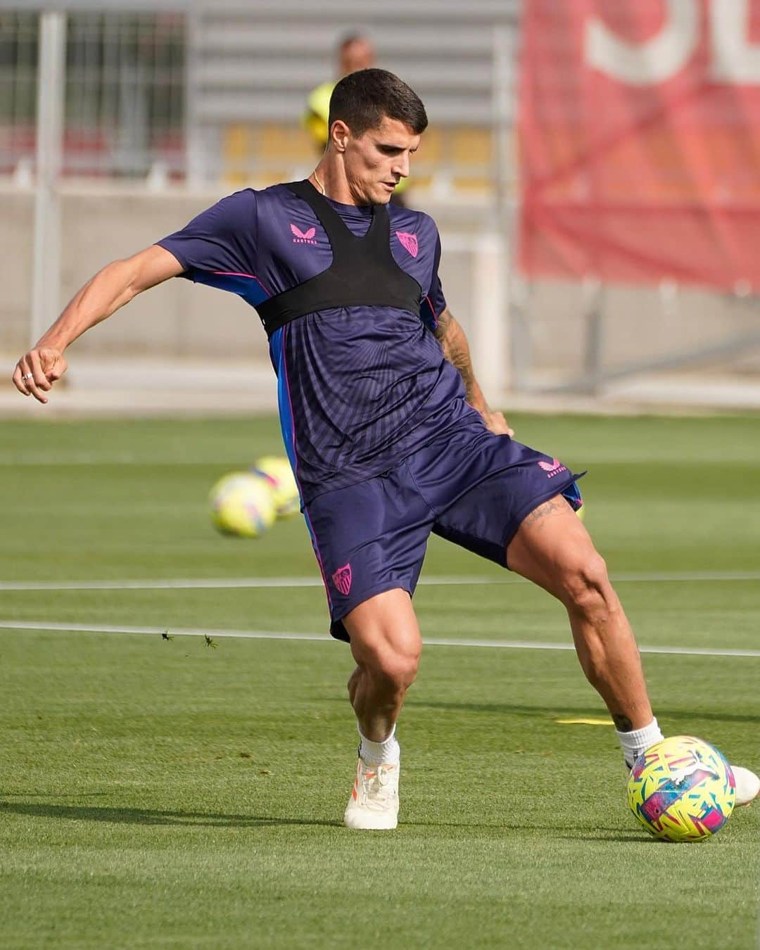 セビージャFCさんのインスタグラム写真 - (セビージャFCInstagram)「📸 ¡Vuelta al césped! 🙌🏼  🔜 #SevillaFCGirona   #WeareSevilla #NuncaTeRindas #training #laliga」4月29日 18時22分 - sevillafc