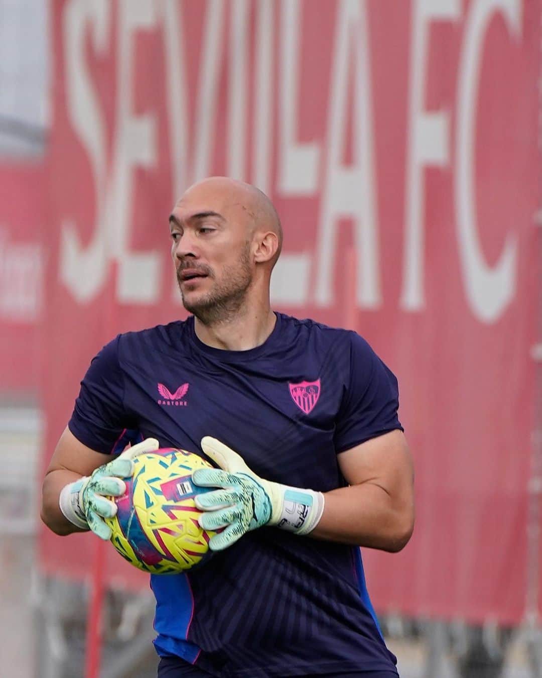 セビージャFCのインスタグラム：「📸 ¡Vuelta al césped! 🙌🏼  🔜 #SevillaFCGirona   #WeareSevilla #NuncaTeRindas #training #laliga」