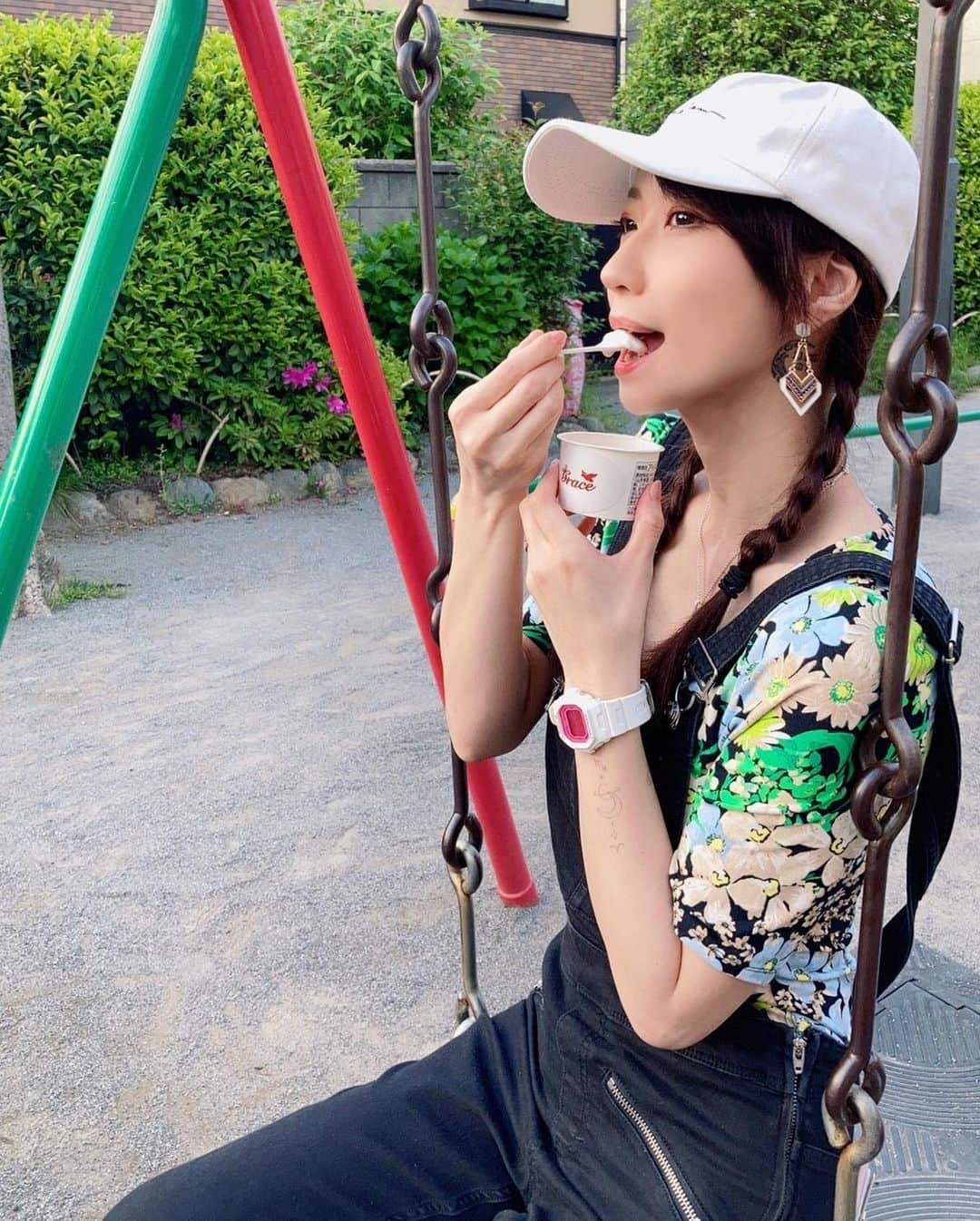 紺野ミクさんのインスタグラム写真 - (紺野ミクInstagram)「一口欲しいの？🥰あーん💕‪🍦‬✨  Delicious gelato💜💜 . . 【ジェラート工房グレイス】 (@yonezawagelato.grace ）さんのお取り寄せジェラート🍨🥄  山形県の食材を使い、愛情込めて一つ一つ丁寧に作られた自慢の山形ジェラートです💜  今回お取り寄せしたのはこちらのアソート6個セット🥳 ・京都濃厚宇治抹茶ジェラート ・山形銘菓ふうき豆ジェラート ・日本海産塩ミルクジェラート ・あずきかぼちゃジェラート ・山形県産さくらんぼジェラート ・愛媛県産温みかんシャーベット  どれも甘すぎないスッキリした味わいでめっちゃ美味しい～🥰フルーツとかミルクとか本当素材の味のまま！！って感じ💕  あたしはさくらんぼ・塩ミルク・あずきかぼちゃが好みだった☺️変わり種もあって色々楽しめるのが良いね🐰  ちなみにアイス全般そーなんだけど、冷凍庫からちょっと出して溶けかけくらいが好き🤤🌈w これからの時期に常備しときたいな‪‪٩(๑òωó๑)۶  贈り物にもおすすめだよん🎁 . . . PR @yonezawagelato.grace #米沢ジェラート工房グレイス #バレンタインギフト #ホワイトデーギフト #お取り寄せギフト #アイス好き #ジェラート #米沢グルメ #山形スイーツ  #スイーツ  #スイーツ好き  #体に優しい  #山形 #アイス フリーモデル #東京カメラ部 #セクシー #グラビアモデル #美脚 #撮影会 #作品撮り #モデル #instalike #followme #love #sexy #pretty #Shooting #japanesegirl #gravure #asianbeauty」4月29日 18時28分 - konnomiku