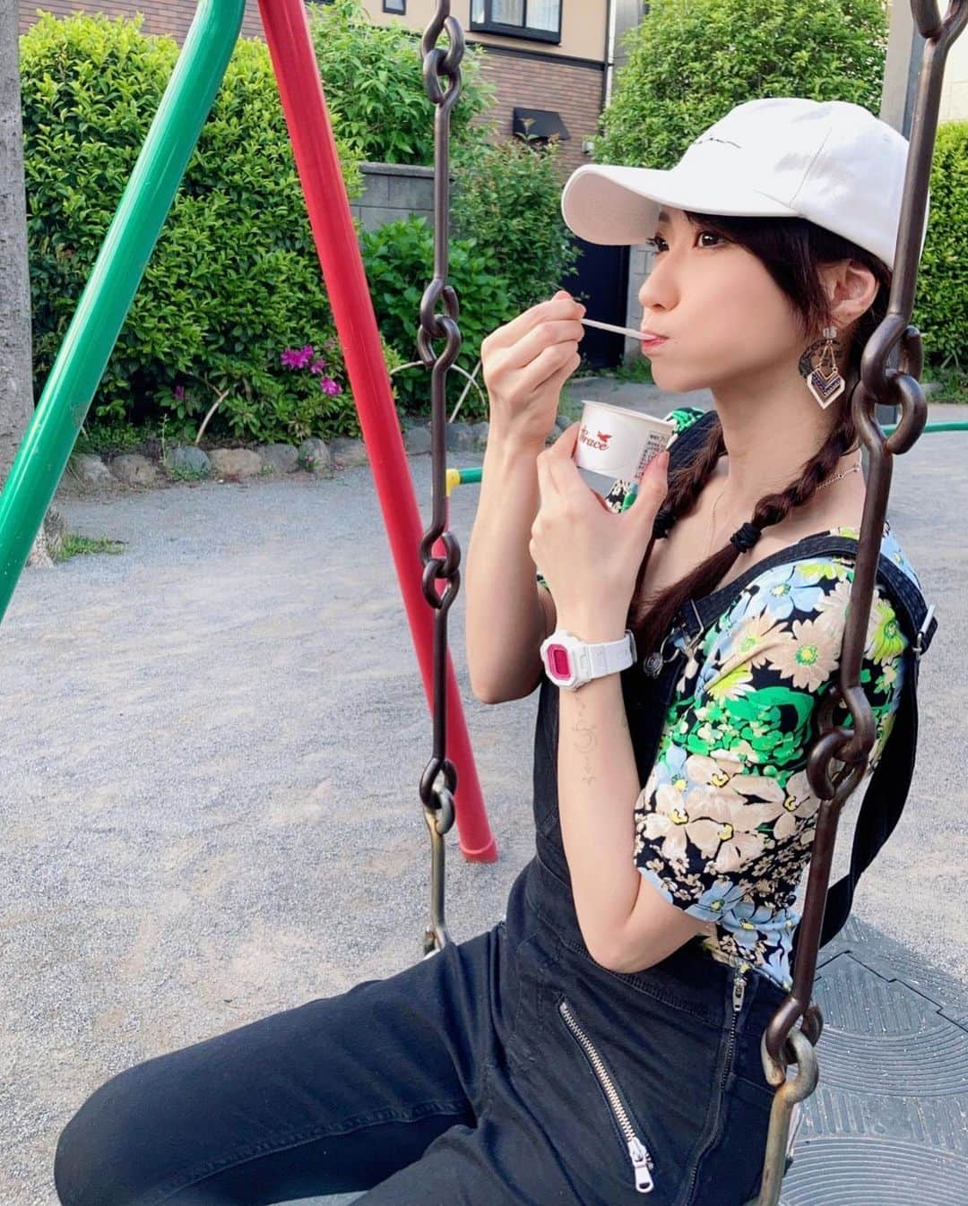 紺野ミクさんのインスタグラム写真 - (紺野ミクInstagram)「一口欲しいの？🥰あーん💕‪🍦‬✨  Delicious gelato💜💜 . . 【ジェラート工房グレイス】 (@yonezawagelato.grace ）さんのお取り寄せジェラート🍨🥄  山形県の食材を使い、愛情込めて一つ一つ丁寧に作られた自慢の山形ジェラートです💜  今回お取り寄せしたのはこちらのアソート6個セット🥳 ・京都濃厚宇治抹茶ジェラート ・山形銘菓ふうき豆ジェラート ・日本海産塩ミルクジェラート ・あずきかぼちゃジェラート ・山形県産さくらんぼジェラート ・愛媛県産温みかんシャーベット  どれも甘すぎないスッキリした味わいでめっちゃ美味しい～🥰フルーツとかミルクとか本当素材の味のまま！！って感じ💕  あたしはさくらんぼ・塩ミルク・あずきかぼちゃが好みだった☺️変わり種もあって色々楽しめるのが良いね🐰  ちなみにアイス全般そーなんだけど、冷凍庫からちょっと出して溶けかけくらいが好き🤤🌈w これからの時期に常備しときたいな‪‪٩(๑òωó๑)۶  贈り物にもおすすめだよん🎁 . . . PR @yonezawagelato.grace #米沢ジェラート工房グレイス #バレンタインギフト #ホワイトデーギフト #お取り寄せギフト #アイス好き #ジェラート #米沢グルメ #山形スイーツ  #スイーツ  #スイーツ好き  #体に優しい  #山形 #アイス フリーモデル #東京カメラ部 #セクシー #グラビアモデル #美脚 #撮影会 #作品撮り #モデル #instalike #followme #love #sexy #pretty #Shooting #japanesegirl #gravure #asianbeauty」4月29日 18時28分 - konnomiku