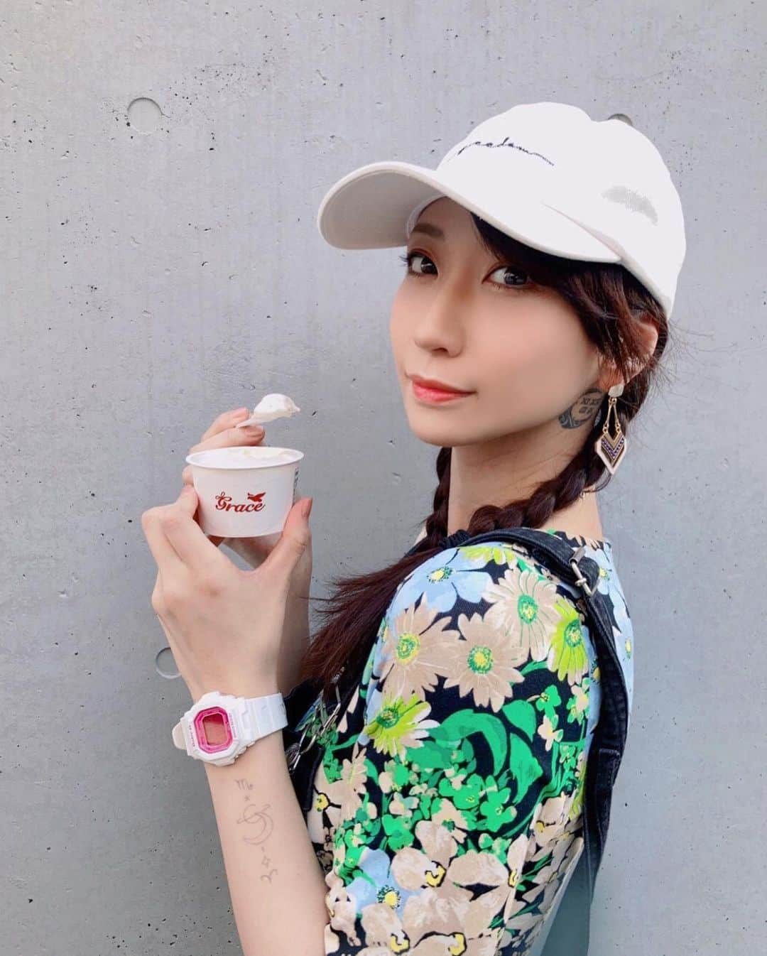 紺野ミクさんのインスタグラム写真 - (紺野ミクInstagram)「一口欲しいの？🥰あーん💕‪🍦‬✨  Delicious gelato💜💜 . . 【ジェラート工房グレイス】 (@yonezawagelato.grace ）さんのお取り寄せジェラート🍨🥄  山形県の食材を使い、愛情込めて一つ一つ丁寧に作られた自慢の山形ジェラートです💜  今回お取り寄せしたのはこちらのアソート6個セット🥳 ・京都濃厚宇治抹茶ジェラート ・山形銘菓ふうき豆ジェラート ・日本海産塩ミルクジェラート ・あずきかぼちゃジェラート ・山形県産さくらんぼジェラート ・愛媛県産温みかんシャーベット  どれも甘すぎないスッキリした味わいでめっちゃ美味しい～🥰フルーツとかミルクとか本当素材の味のまま！！って感じ💕  あたしはさくらんぼ・塩ミルク・あずきかぼちゃが好みだった☺️変わり種もあって色々楽しめるのが良いね🐰  ちなみにアイス全般そーなんだけど、冷凍庫からちょっと出して溶けかけくらいが好き🤤🌈w これからの時期に常備しときたいな‪‪٩(๑òωó๑)۶  贈り物にもおすすめだよん🎁 . . . PR @yonezawagelato.grace #米沢ジェラート工房グレイス #バレンタインギフト #ホワイトデーギフト #お取り寄せギフト #アイス好き #ジェラート #米沢グルメ #山形スイーツ  #スイーツ  #スイーツ好き  #体に優しい  #山形 #アイス フリーモデル #東京カメラ部 #セクシー #グラビアモデル #美脚 #撮影会 #作品撮り #モデル #instalike #followme #love #sexy #pretty #Shooting #japanesegirl #gravure #asianbeauty」4月29日 18時28分 - konnomiku