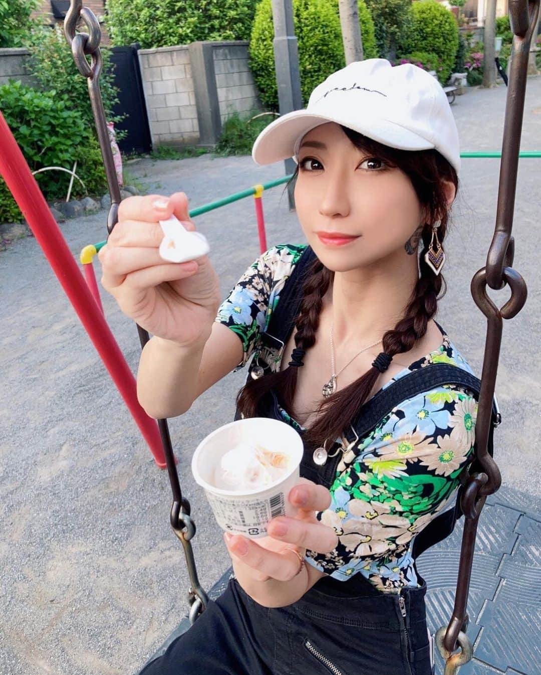 紺野ミクさんのインスタグラム写真 - (紺野ミクInstagram)「一口欲しいの？🥰あーん💕‪🍦‬✨  Delicious gelato💜💜 . . 【ジェラート工房グレイス】 (@yonezawagelato.grace ）さんのお取り寄せジェラート🍨🥄  山形県の食材を使い、愛情込めて一つ一つ丁寧に作られた自慢の山形ジェラートです💜  今回お取り寄せしたのはこちらのアソート6個セット🥳 ・京都濃厚宇治抹茶ジェラート ・山形銘菓ふうき豆ジェラート ・日本海産塩ミルクジェラート ・あずきかぼちゃジェラート ・山形県産さくらんぼジェラート ・愛媛県産温みかんシャーベット  どれも甘すぎないスッキリした味わいでめっちゃ美味しい～🥰フルーツとかミルクとか本当素材の味のまま！！って感じ💕  あたしはさくらんぼ・塩ミルク・あずきかぼちゃが好みだった☺️変わり種もあって色々楽しめるのが良いね🐰  ちなみにアイス全般そーなんだけど、冷凍庫からちょっと出して溶けかけくらいが好き🤤🌈w これからの時期に常備しときたいな‪‪٩(๑òωó๑)۶  贈り物にもおすすめだよん🎁 . . . PR @yonezawagelato.grace #米沢ジェラート工房グレイス #バレンタインギフト #ホワイトデーギフト #お取り寄せギフト #アイス好き #ジェラート #米沢グルメ #山形スイーツ  #スイーツ  #スイーツ好き  #体に優しい  #山形 #アイス フリーモデル #東京カメラ部 #セクシー #グラビアモデル #美脚 #撮影会 #作品撮り #モデル #instalike #followme #love #sexy #pretty #Shooting #japanesegirl #gravure #asianbeauty」4月29日 18時28分 - konnomiku